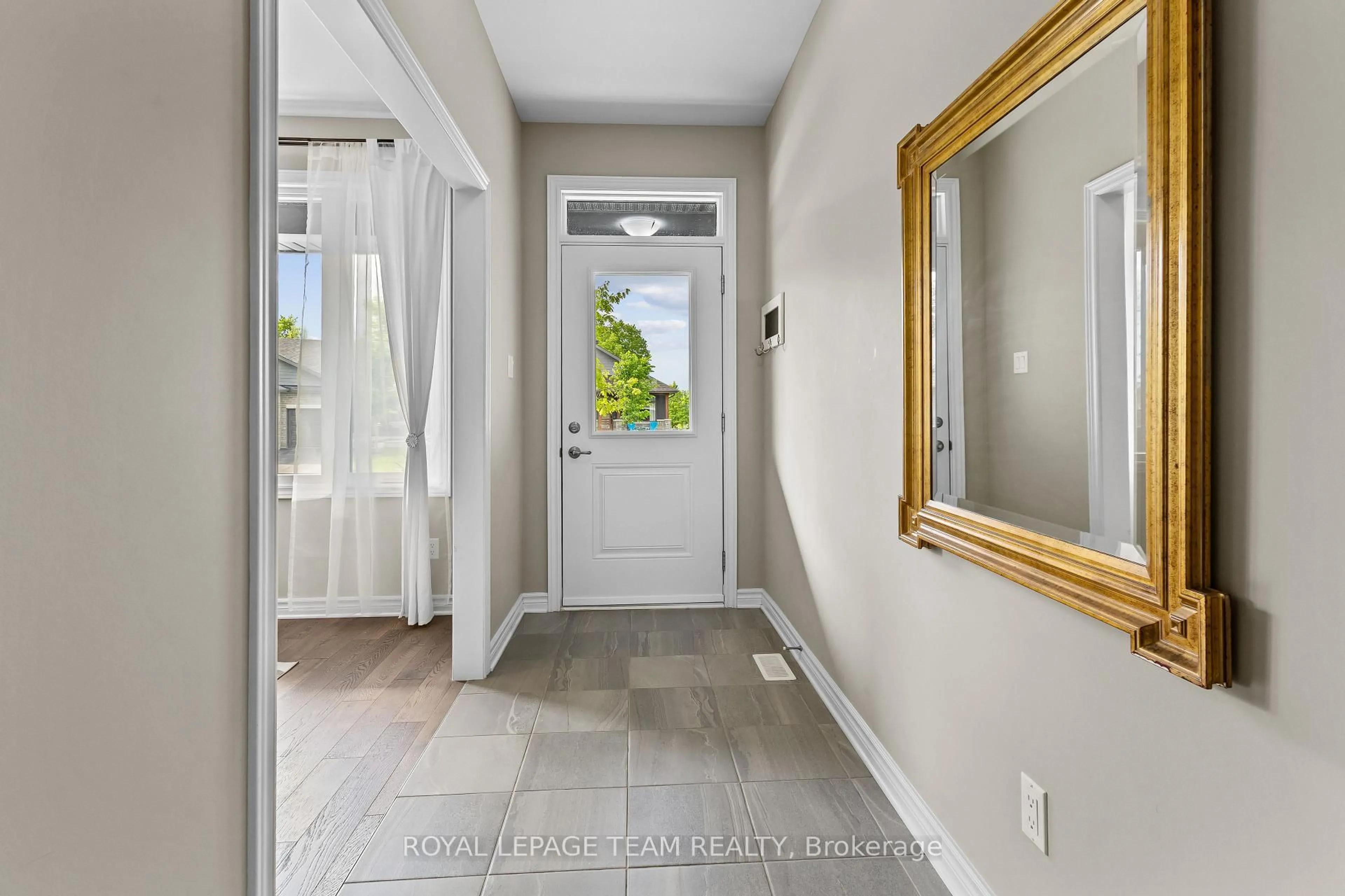 Indoor entryway for 20 Seabert Driv Seabert Dr, Arnprior Ontario K7S 0H9
