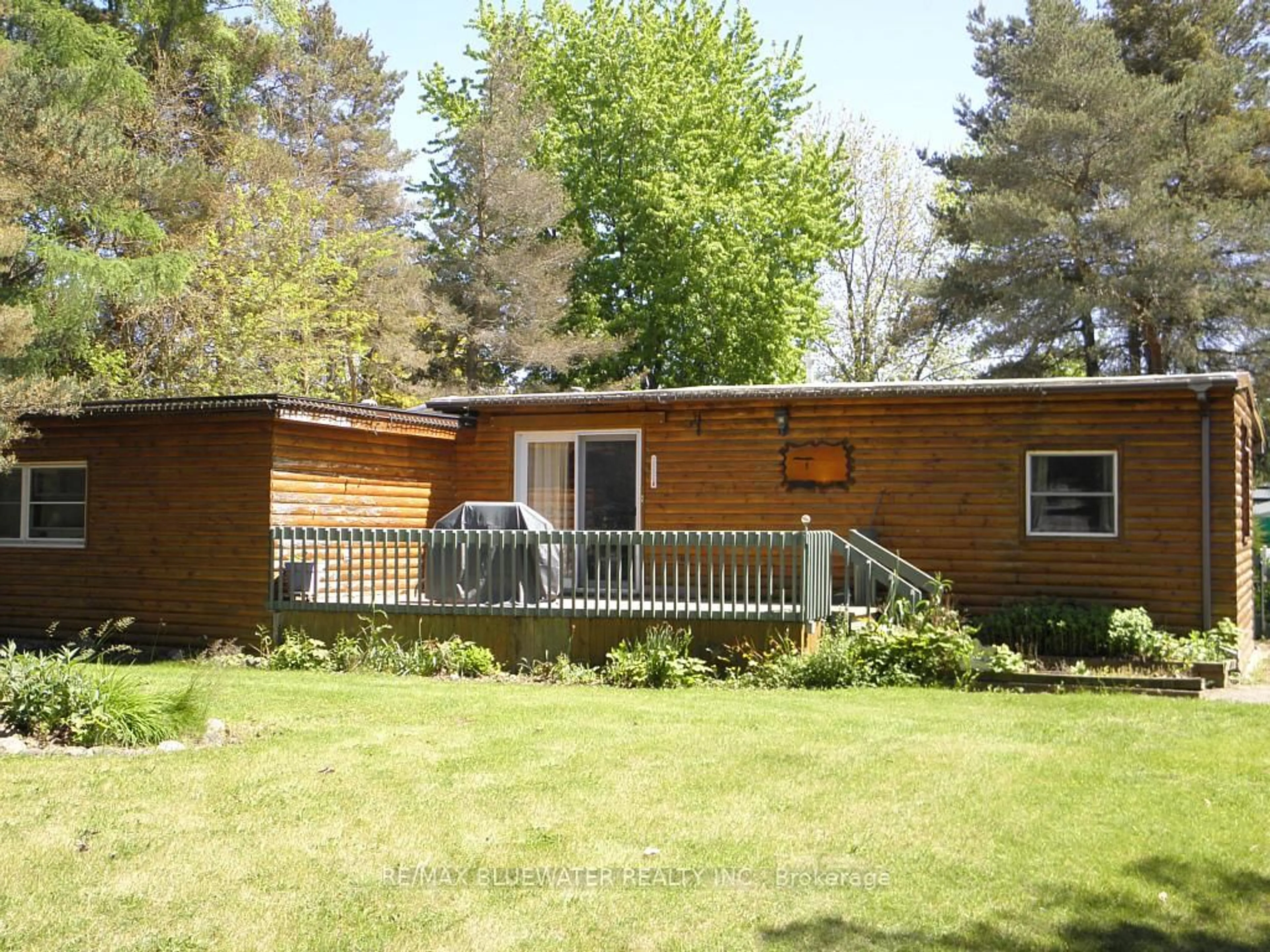 Home with vinyl exterior material, unknown for 6523 West Parkway Dr, Lambton Shores Ontario N0N 1J2