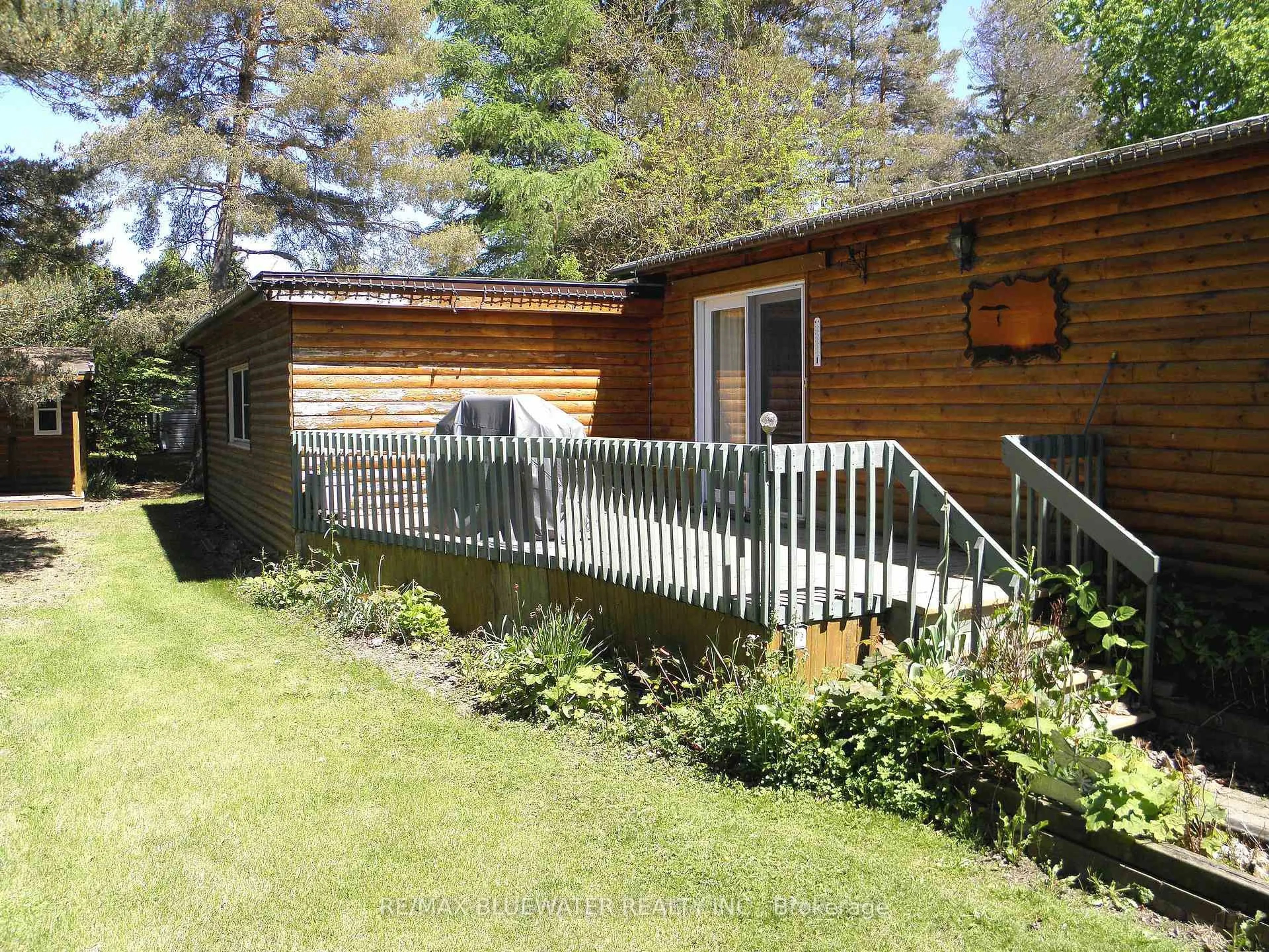 Patio, street for 6523 West Parkway Dr, Lambton Shores Ontario N0N 1J2