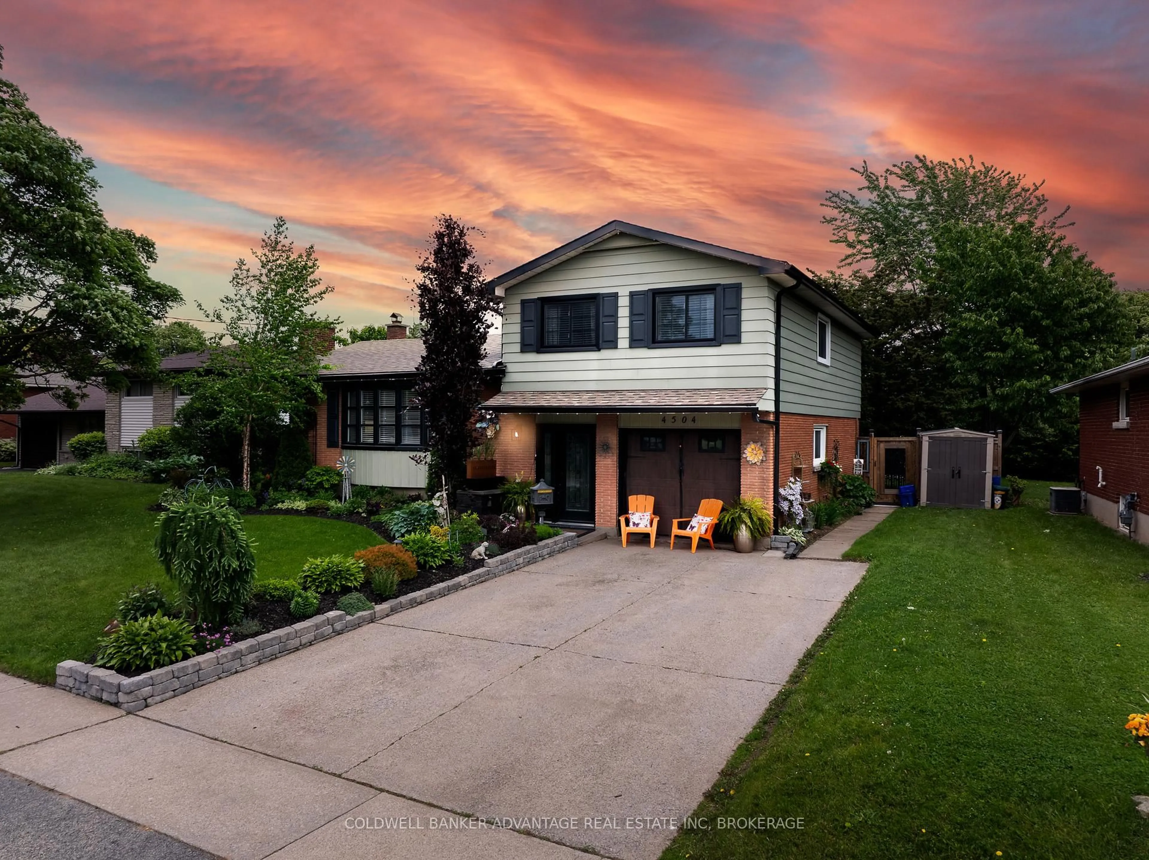 A pic from outside/outdoor area/front of a property/back of a property/a pic from drone, street for 4504 Queensway Gdns, Niagara Falls Ontario L2E 6P7