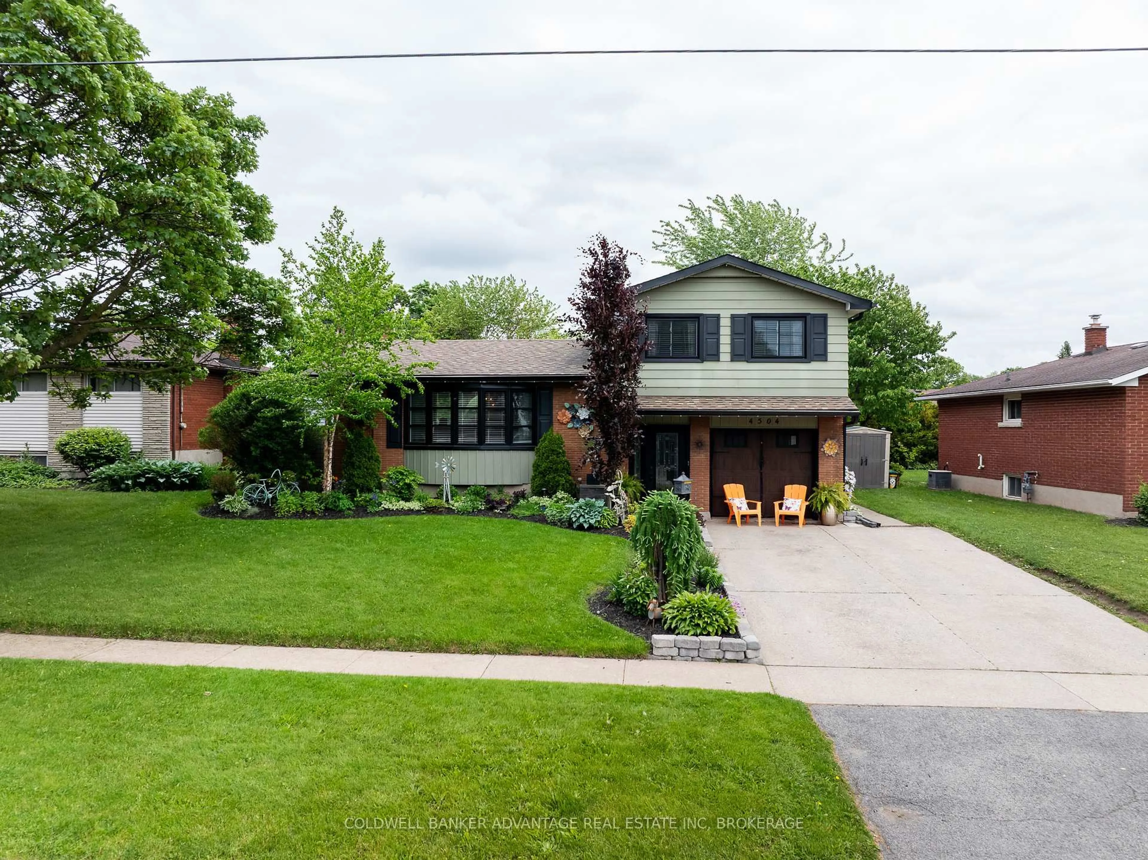 A pic from outside/outdoor area/front of a property/back of a property/a pic from drone, street for 4504 Queensway Gdns, Niagara Falls Ontario L2E 6P7