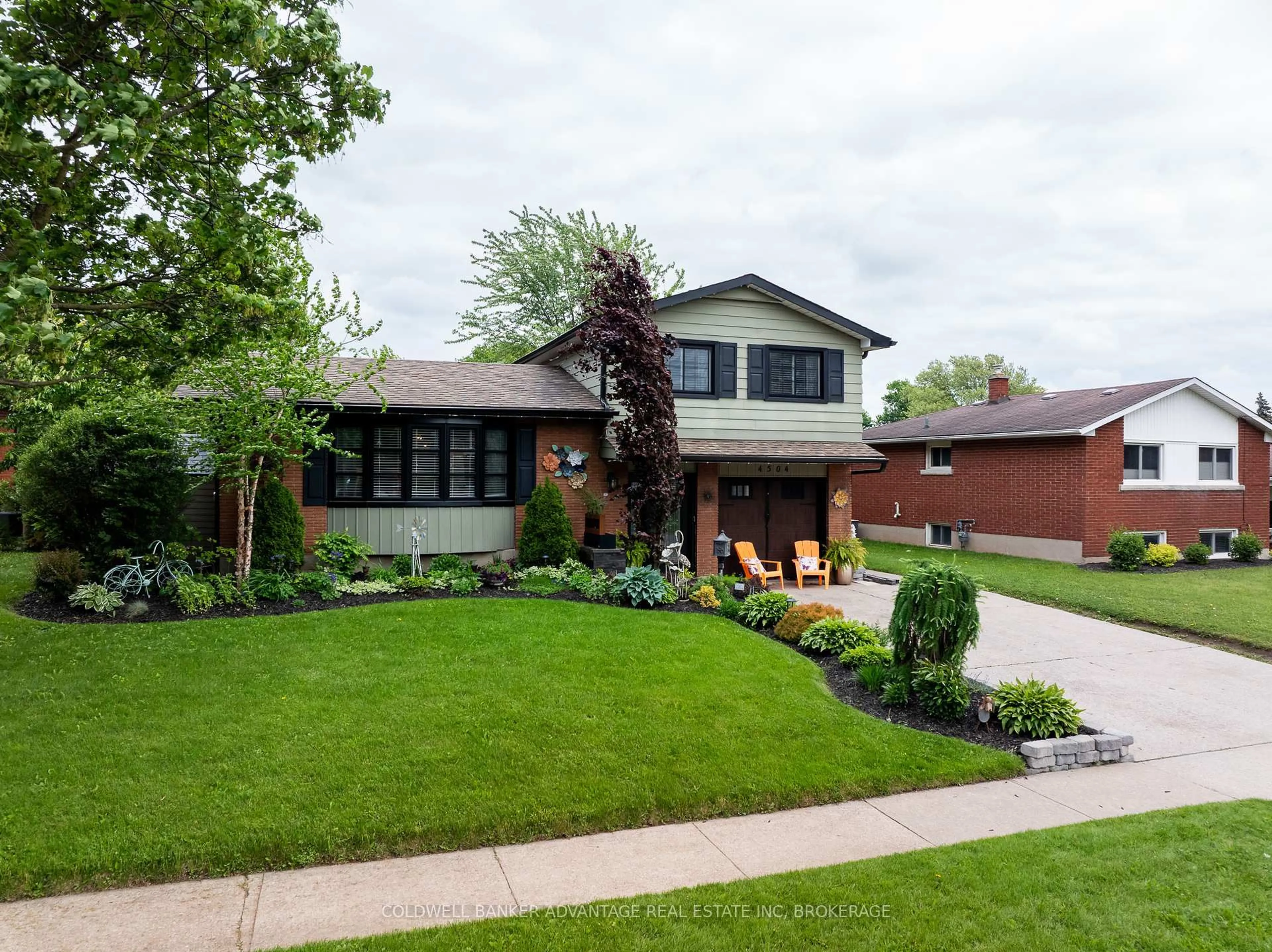 Home with brick exterior material, street for 4504 Queensway Gdns, Niagara Falls Ontario L2E 6P7