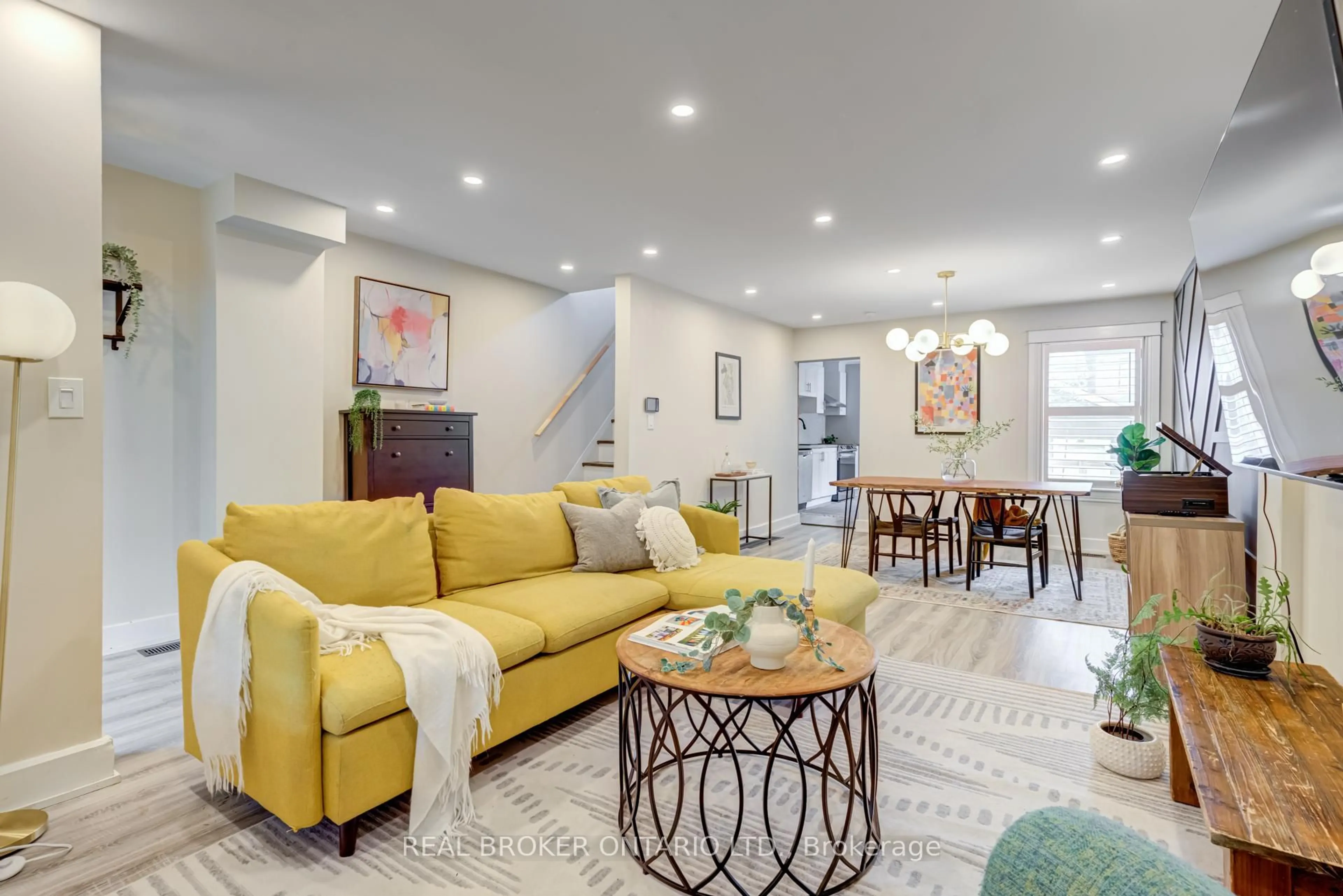 Living room with furniture, unknown for 39 East Bend Ave, Hamilton Ontario L8M 3E4