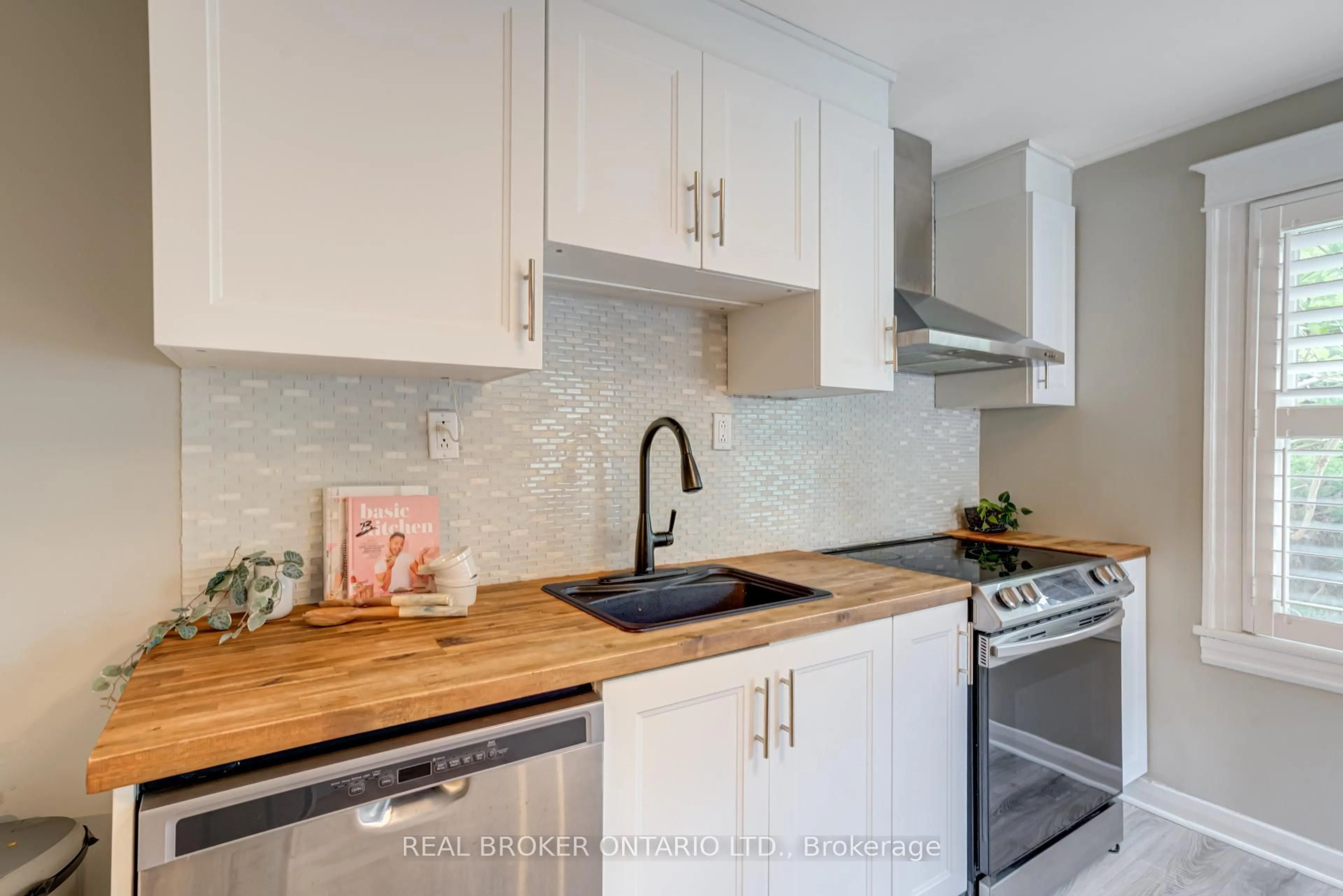 Standard kitchen, unknown for 39 East Bend Ave, Hamilton Ontario L8M 3E4