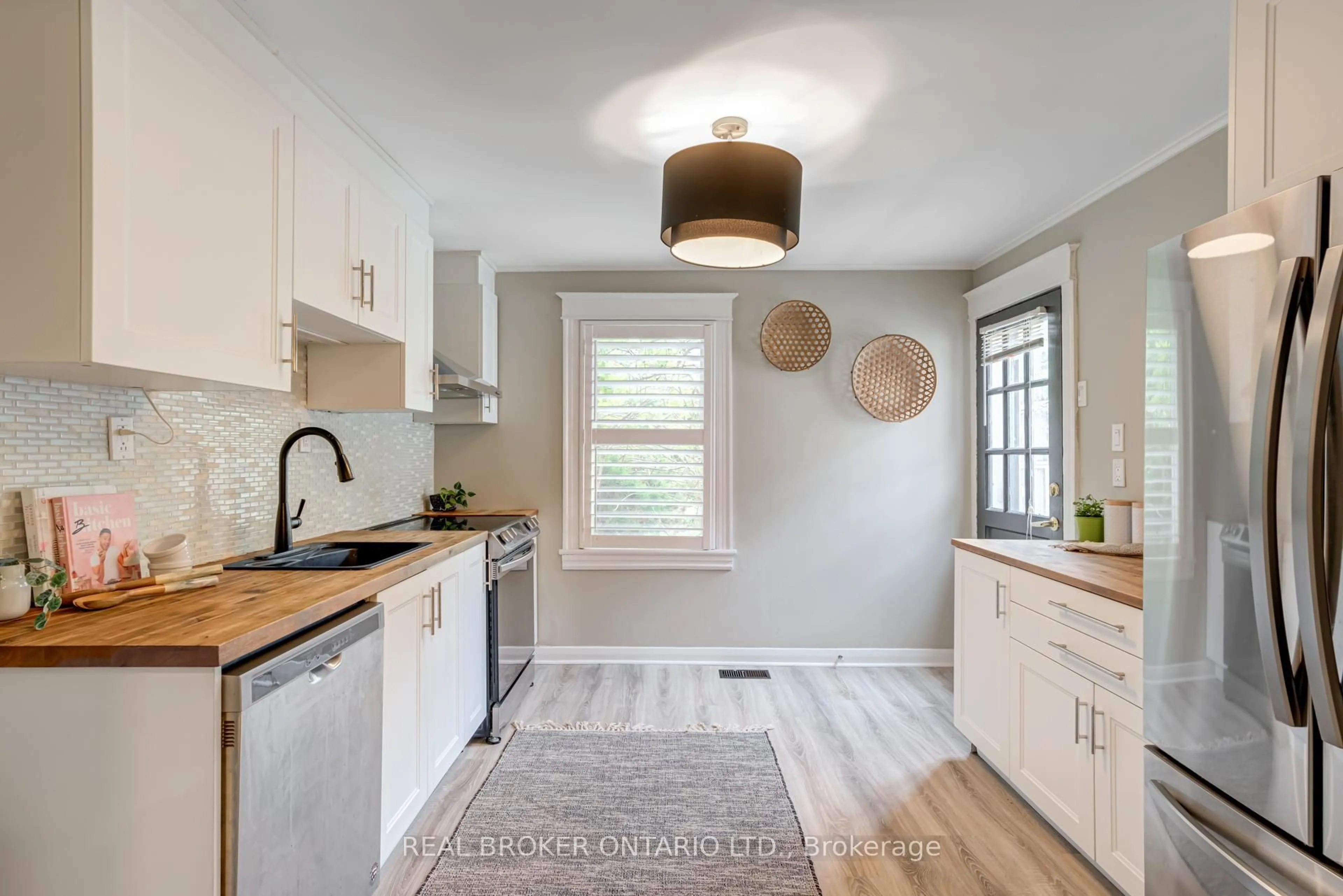 Open concept kitchen, ceramic/tile floor for 39 East Bend Ave, Hamilton Ontario L8M 3E4