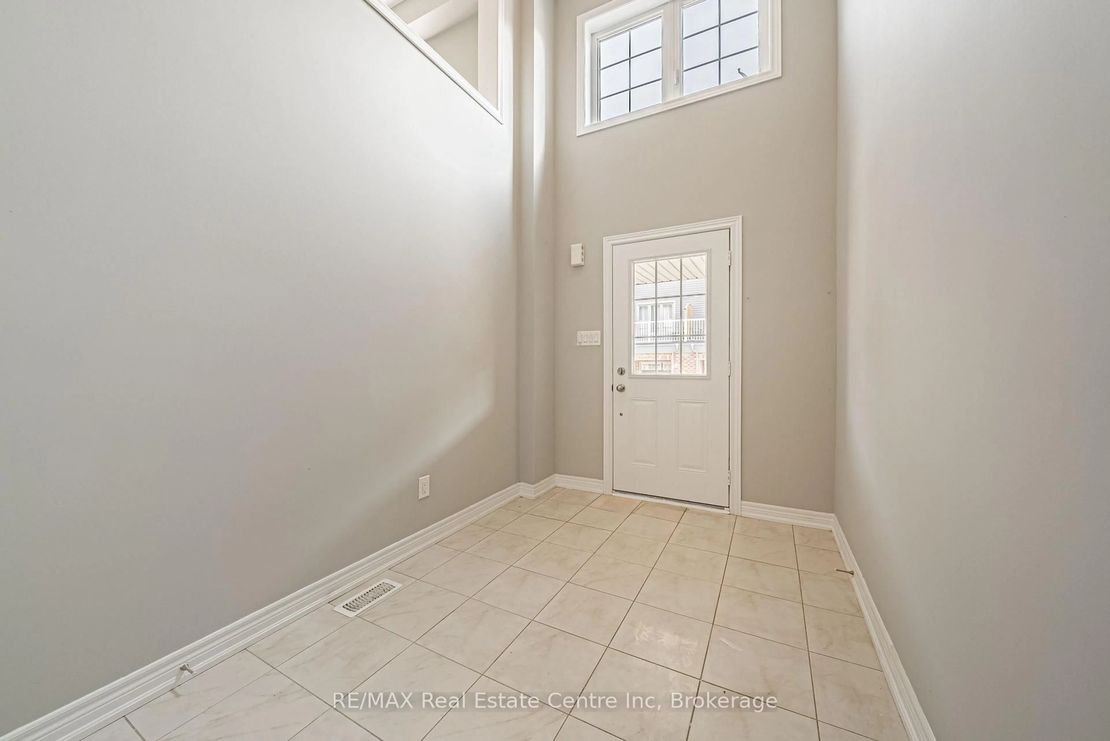 Indoor entryway for 470 LINDEN Dr #30, Cambridge Ontario N3H 5L5