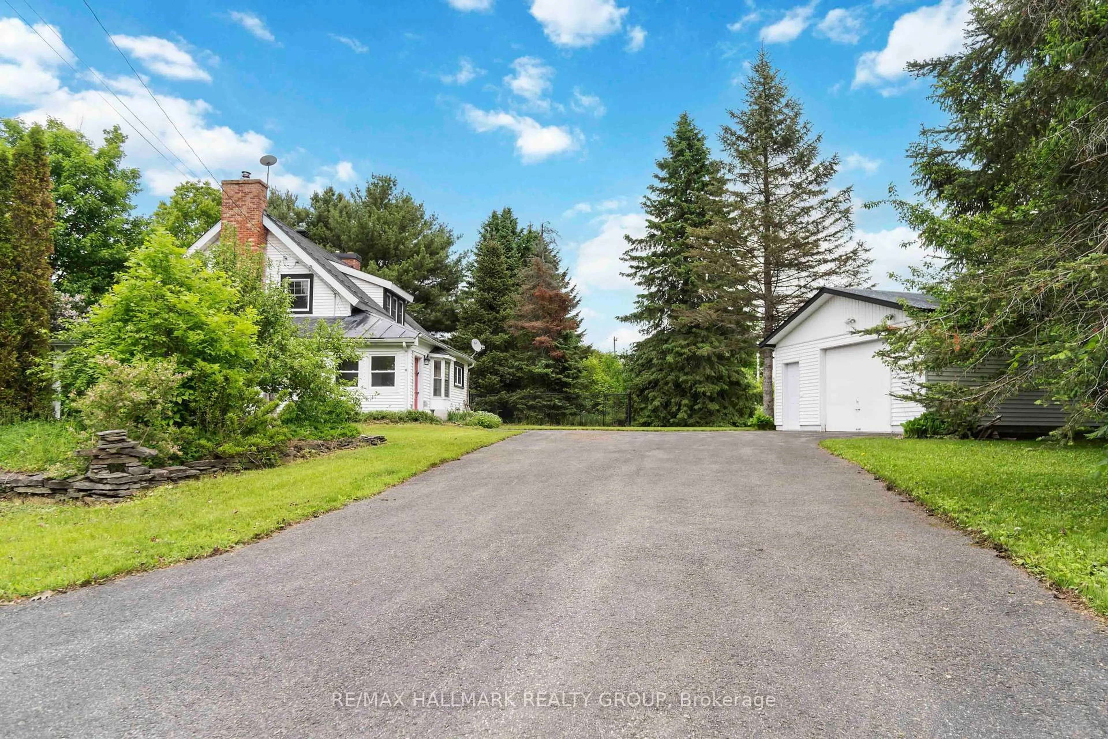 A pic from outside/outdoor area/front of a property/back of a property/a pic from drone, street for 689 Front Rd, Champlain Ontario K0B 1K0