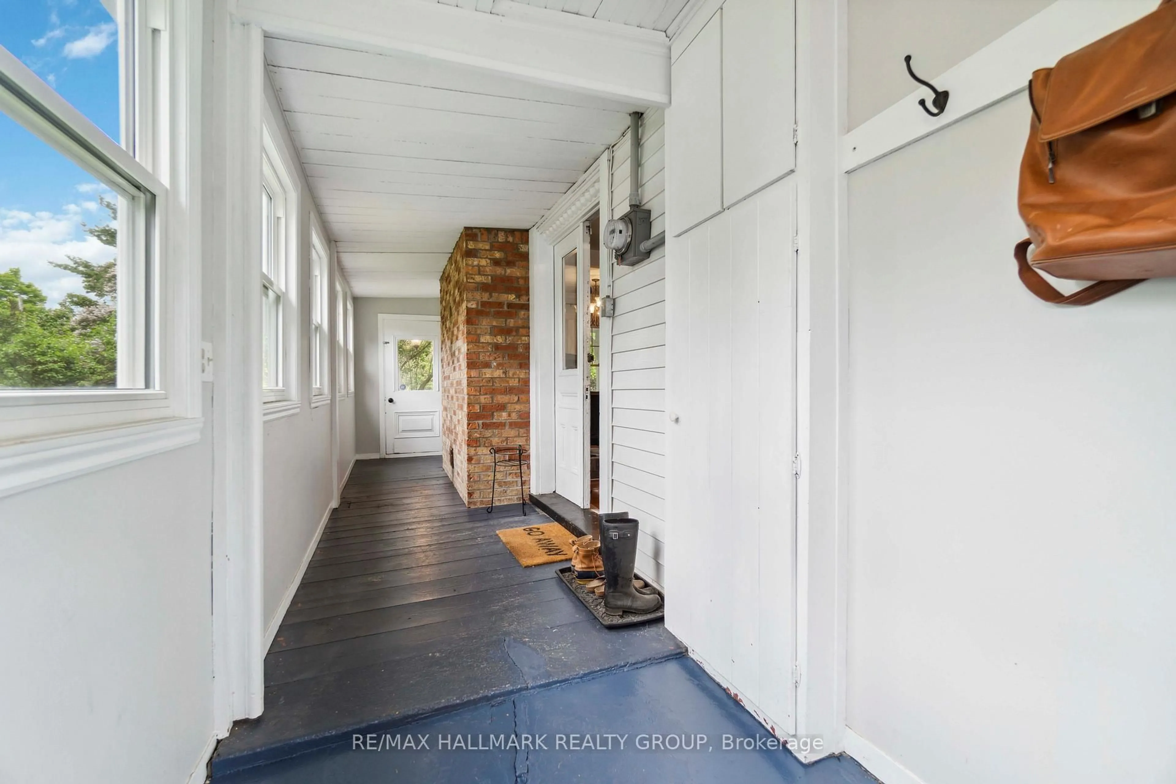 Indoor entryway for 689 Front Rd, Champlain Ontario K0B 1K0