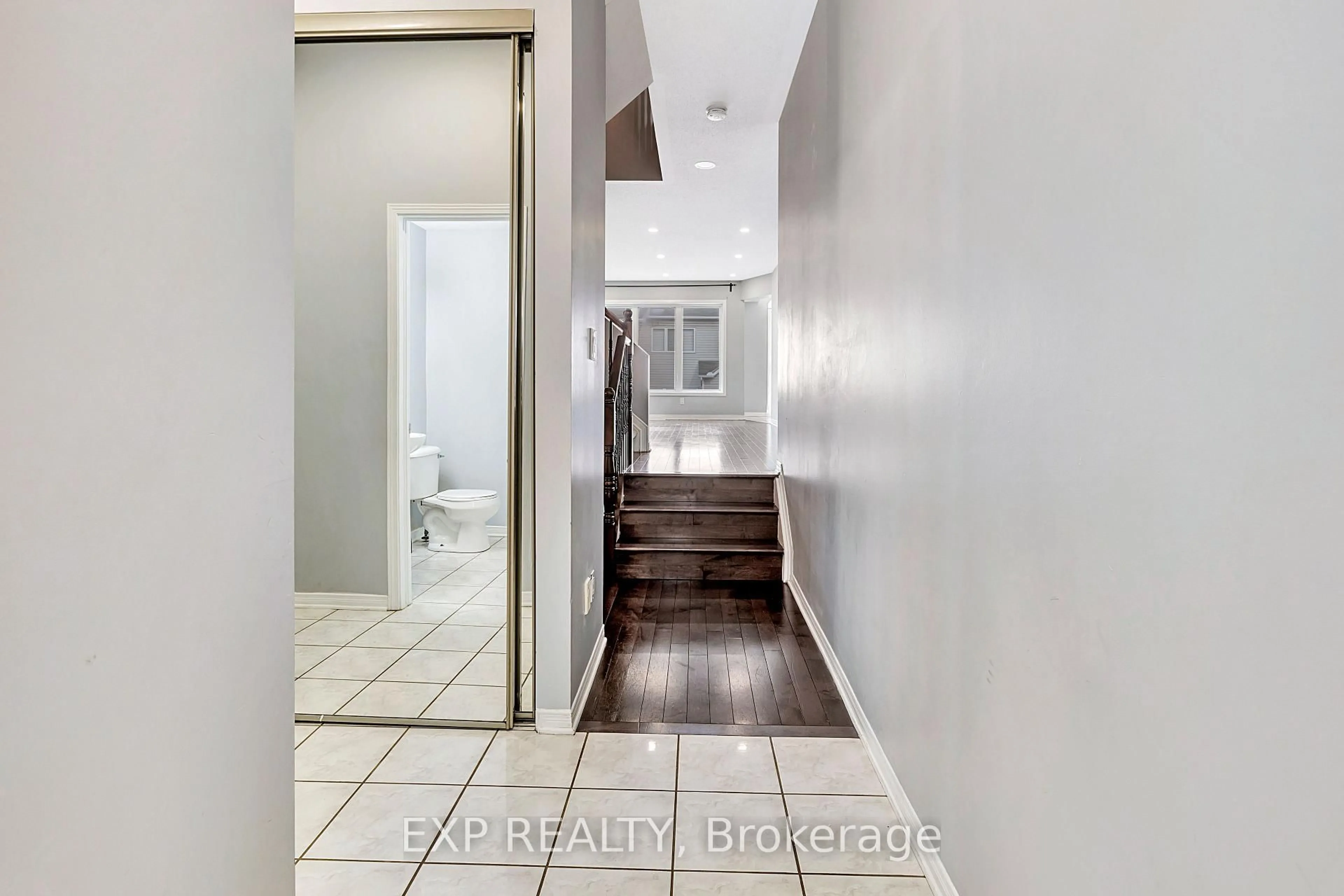 Indoor entryway for 361 Bakewell Cres, Ottawa Ontario K2G 7E9