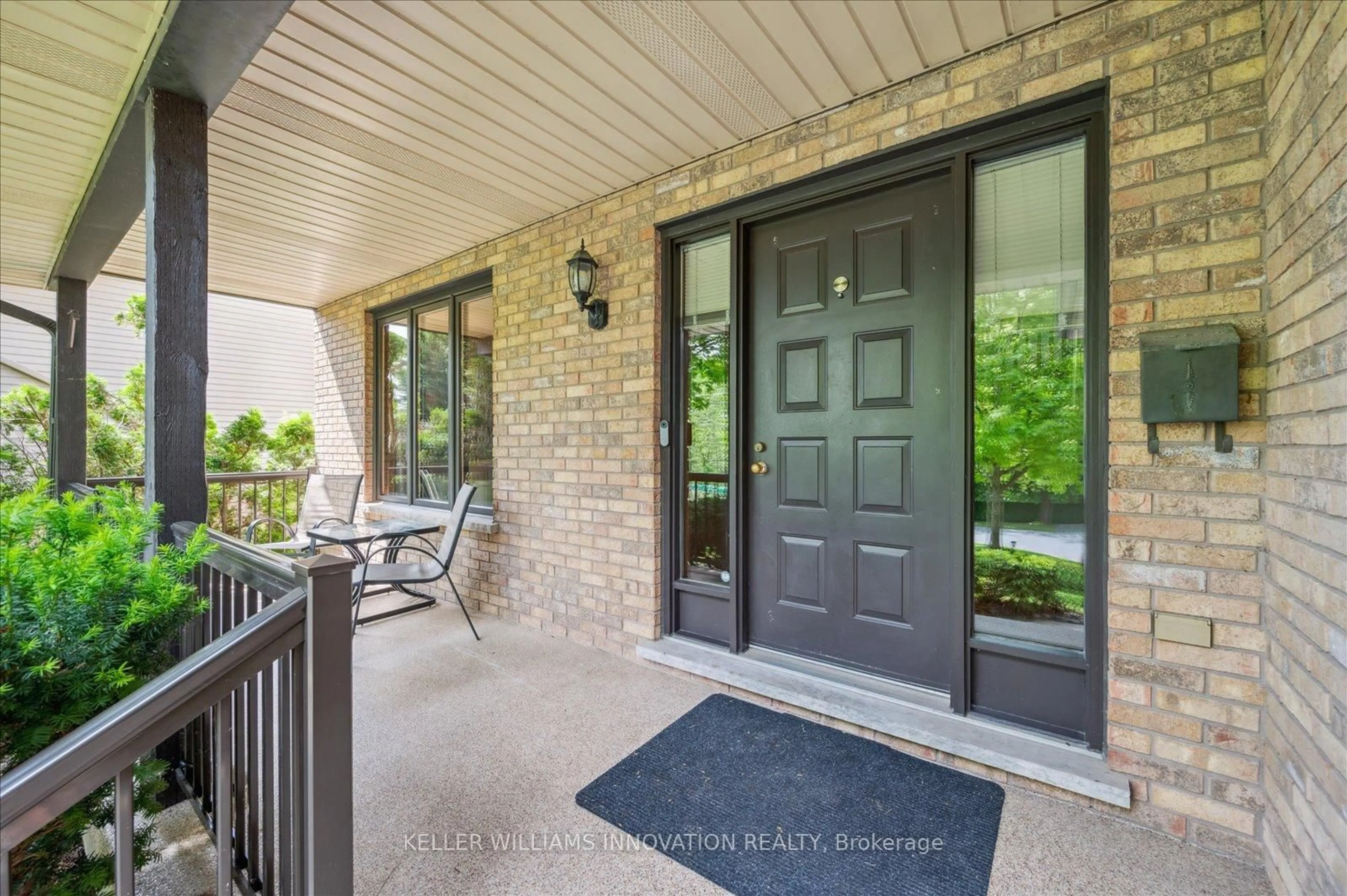 Indoor entryway for 29 Hillcrest Lane, Kitchener Ontario N2K 1S9
