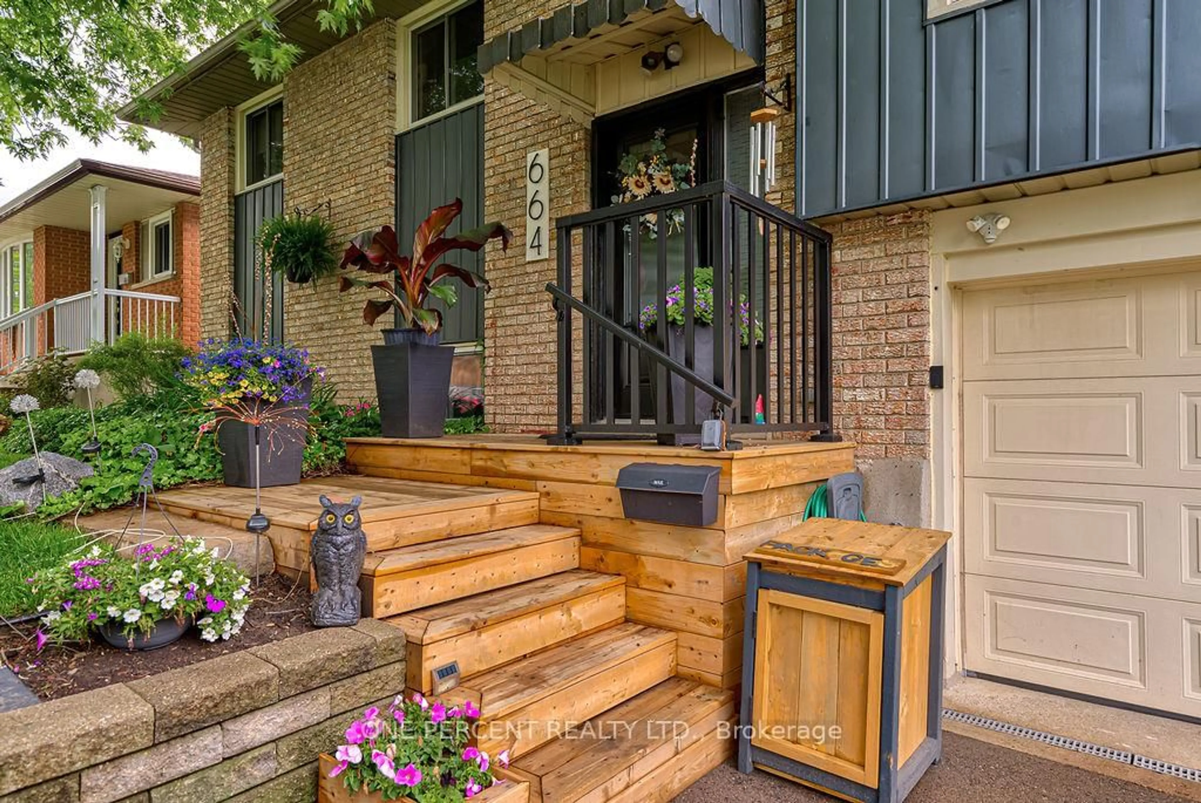 Indoor entryway for 664 Highpoint Ave, Waterloo Ontario N2L 4Z5