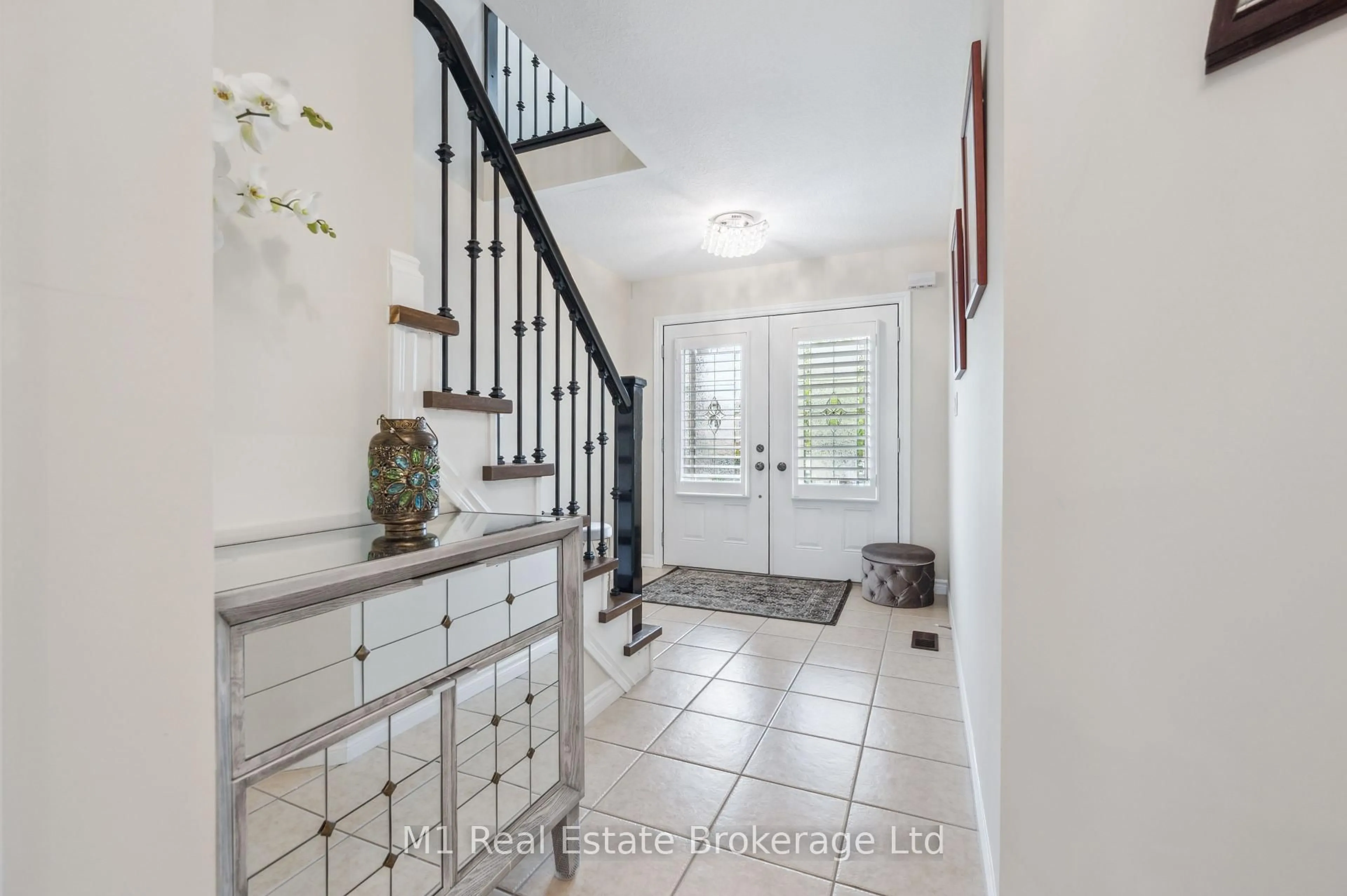 Indoor entryway for 174 Curzon Cres, Guelph Ontario N1K 0B5
