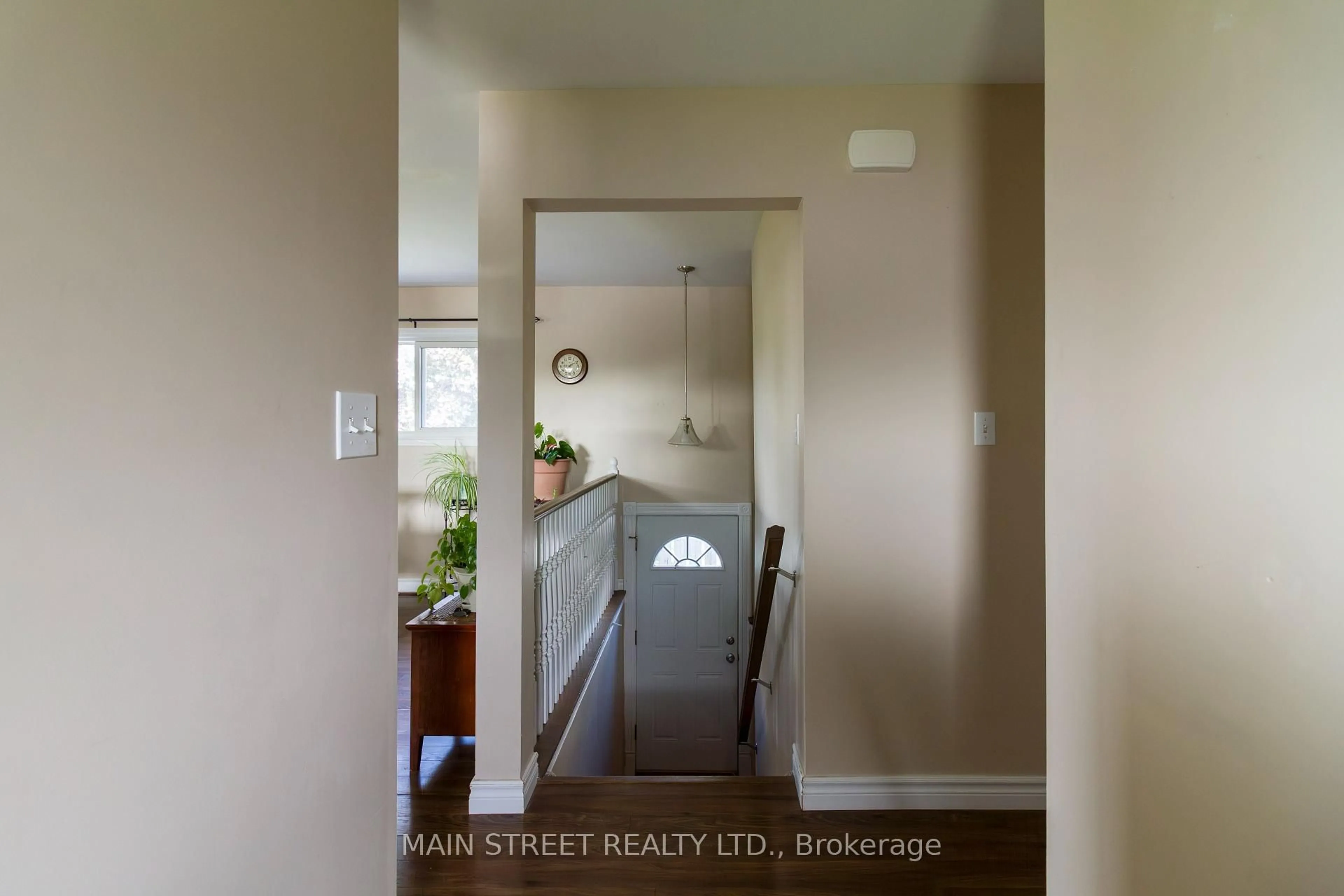 Indoor entryway for 28 Prince Of Wales Dr, Belleville Ontario K8P 2T7