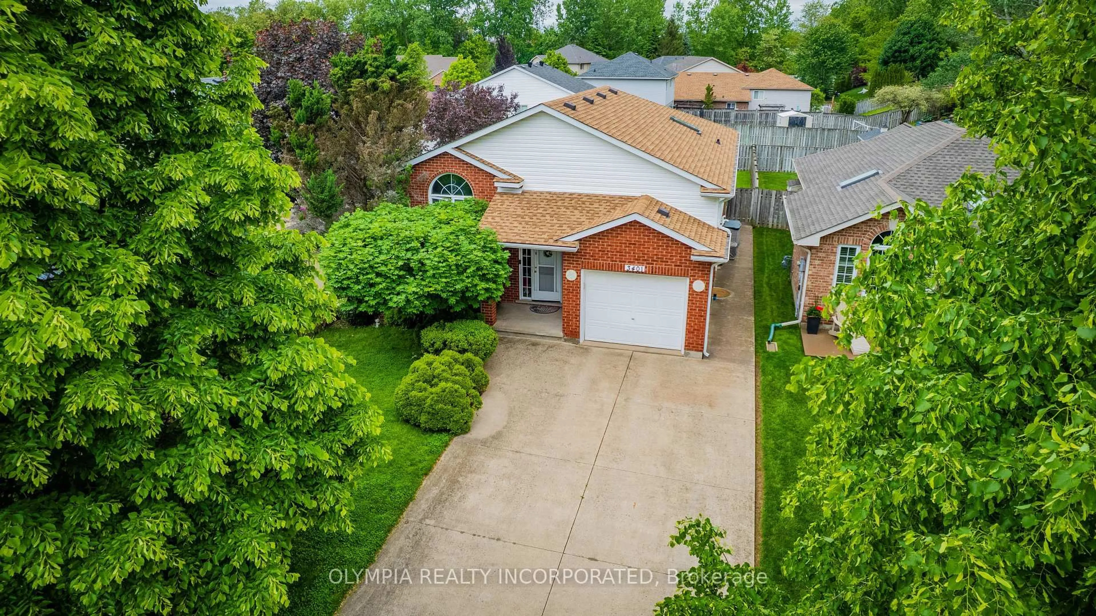 A pic from outside/outdoor area/front of a property/back of a property/a pic from drone, street for 3401 Michelle Crt, Niagara Falls Ontario L2H 3E7