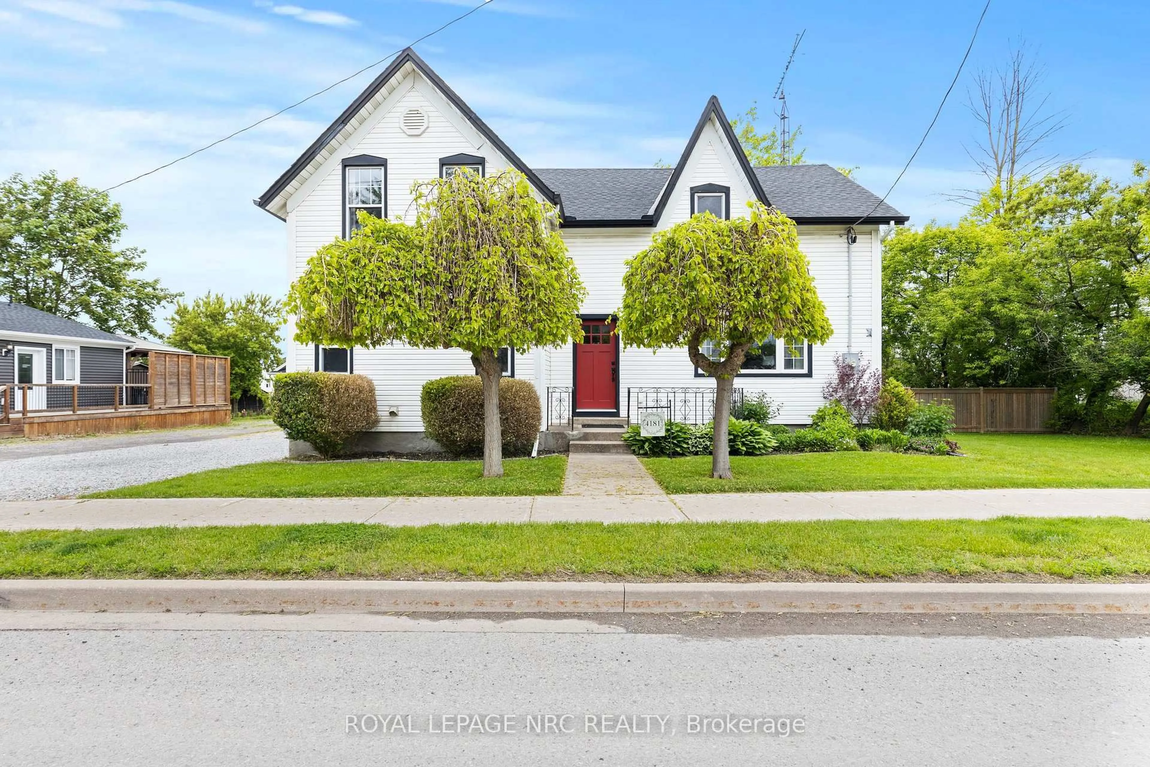 A pic from outside/outdoor area/front of a property/back of a property/a pic from drone, street for 4181 Fly Rd, Lincoln Ontario L0R 1G0