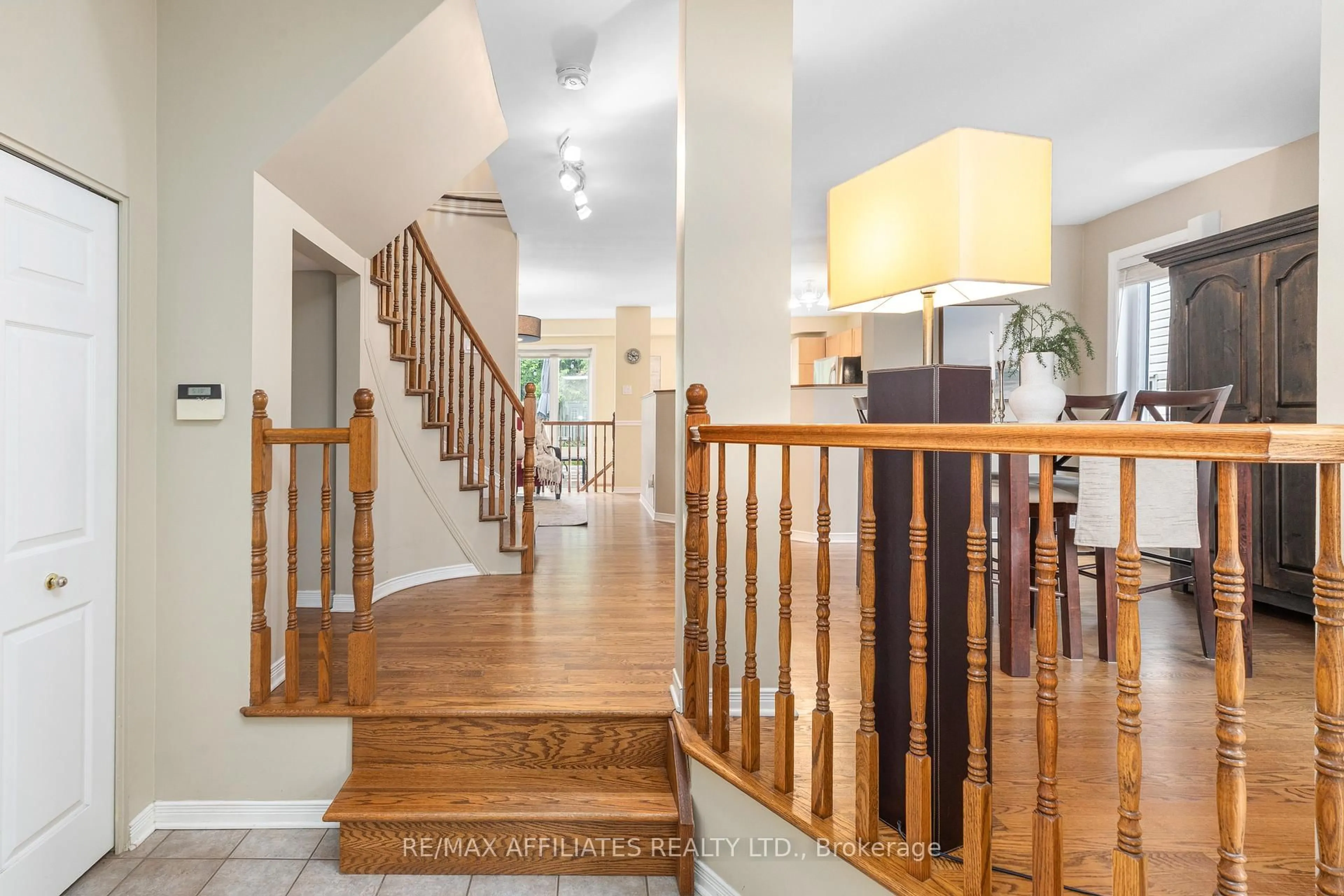 Indoor foyer for 80 Meadowcroft Cres, Ottawa Ontario K1J 1H2