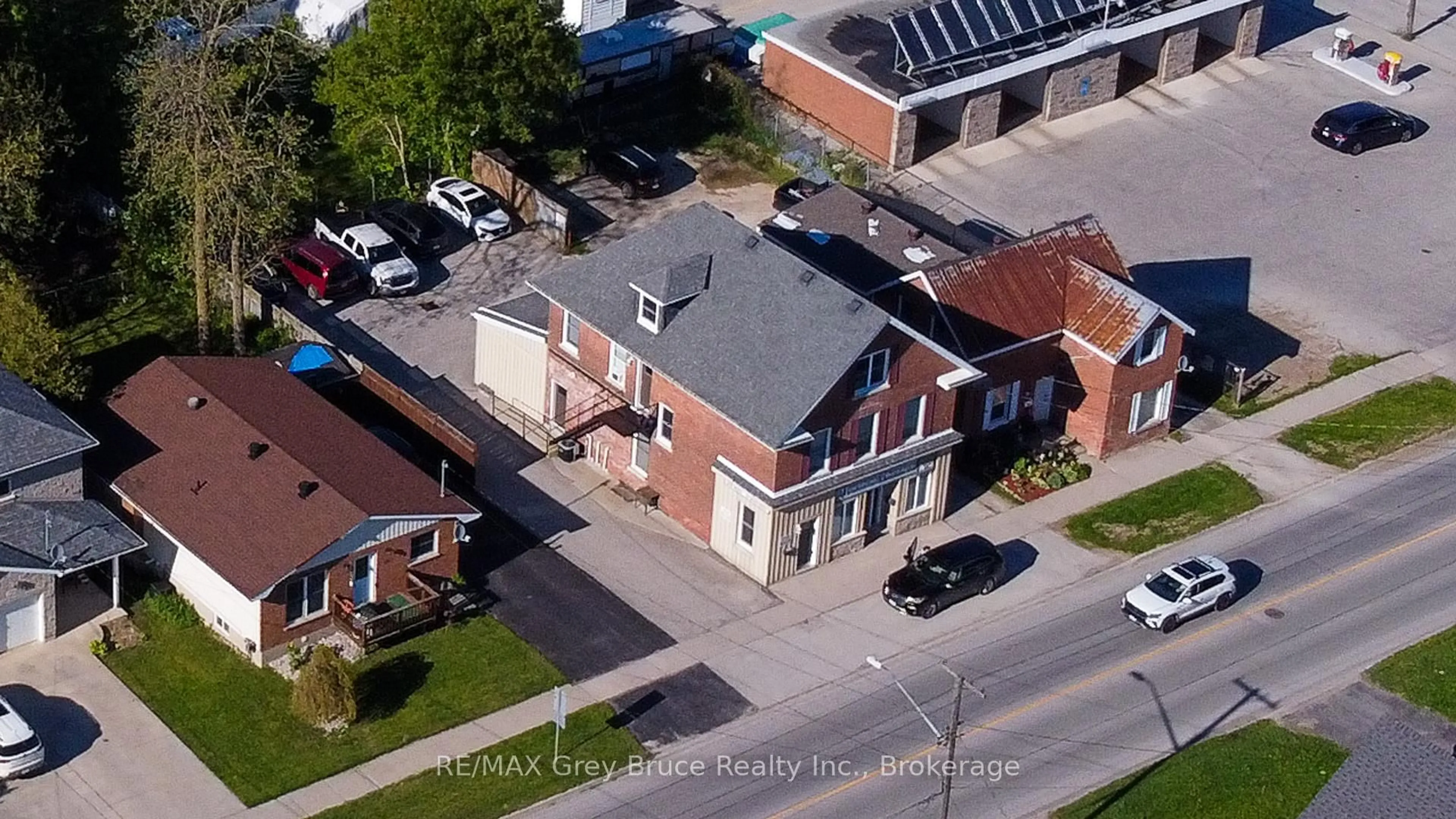 A pic from outside/outdoor area/front of a property/back of a property/a pic from drone, street for 784 16th St, Owen Sound Ontario N4K 1Y9