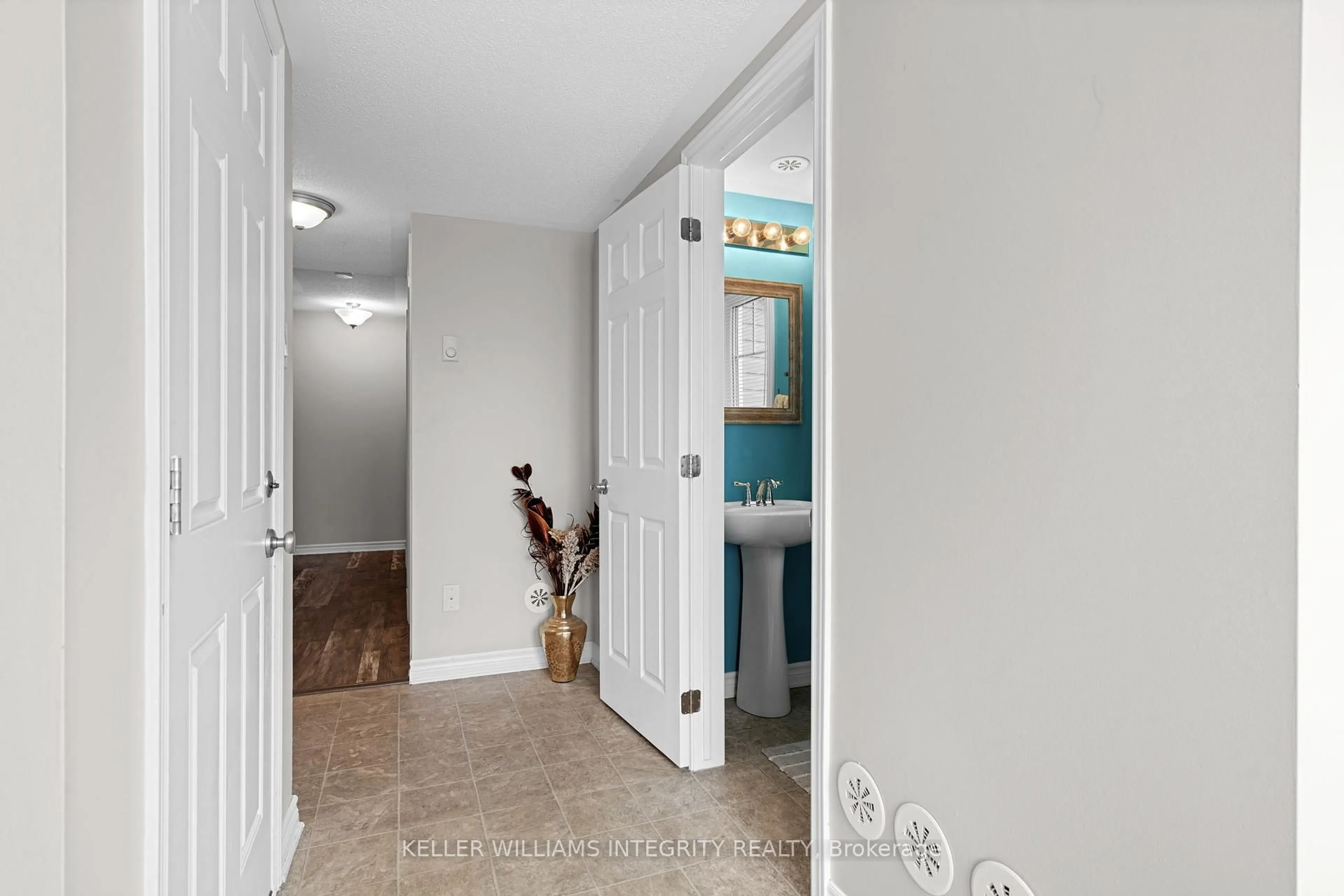 Indoor entryway for 118 Pennant Ave, Ottawa Ontario K2J 5W6