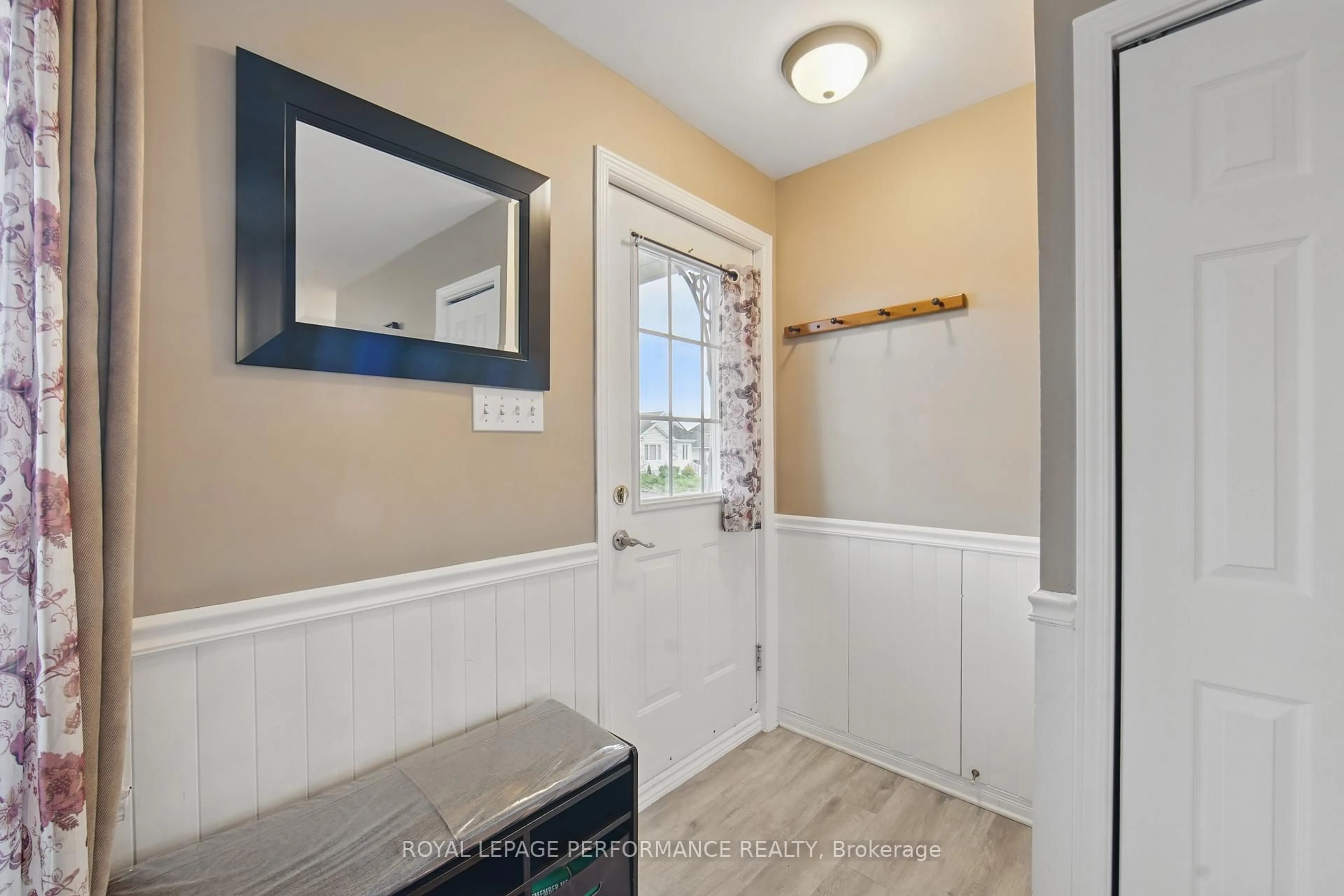 Indoor entryway for 880 Pilon St, Hawkesbury Ontario K6A 3P8
