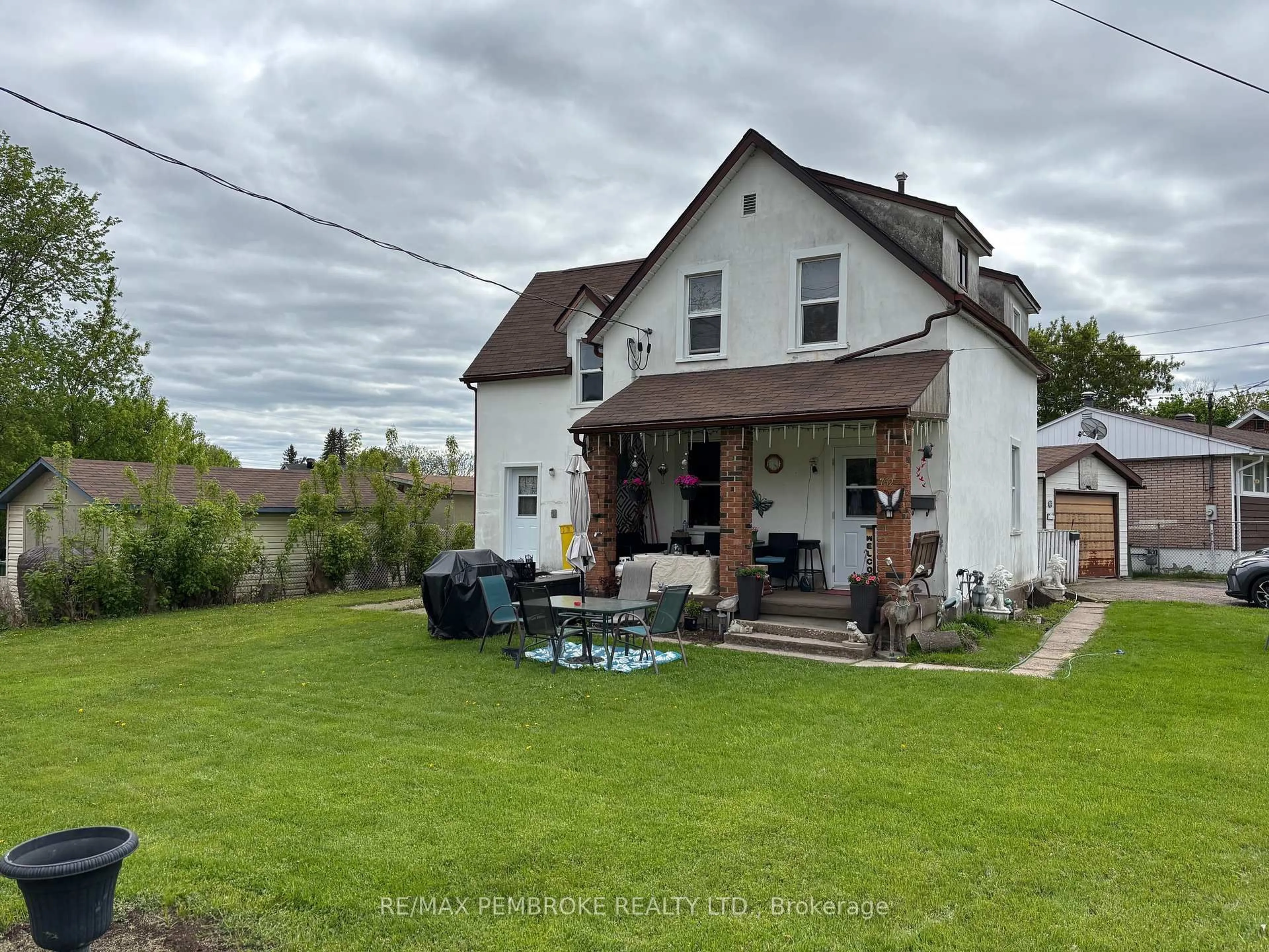 A pic from outside/outdoor area/front of a property/back of a property/a pic from drone, street for 762 Mackay St, Pembroke Ontario K8A 1G9