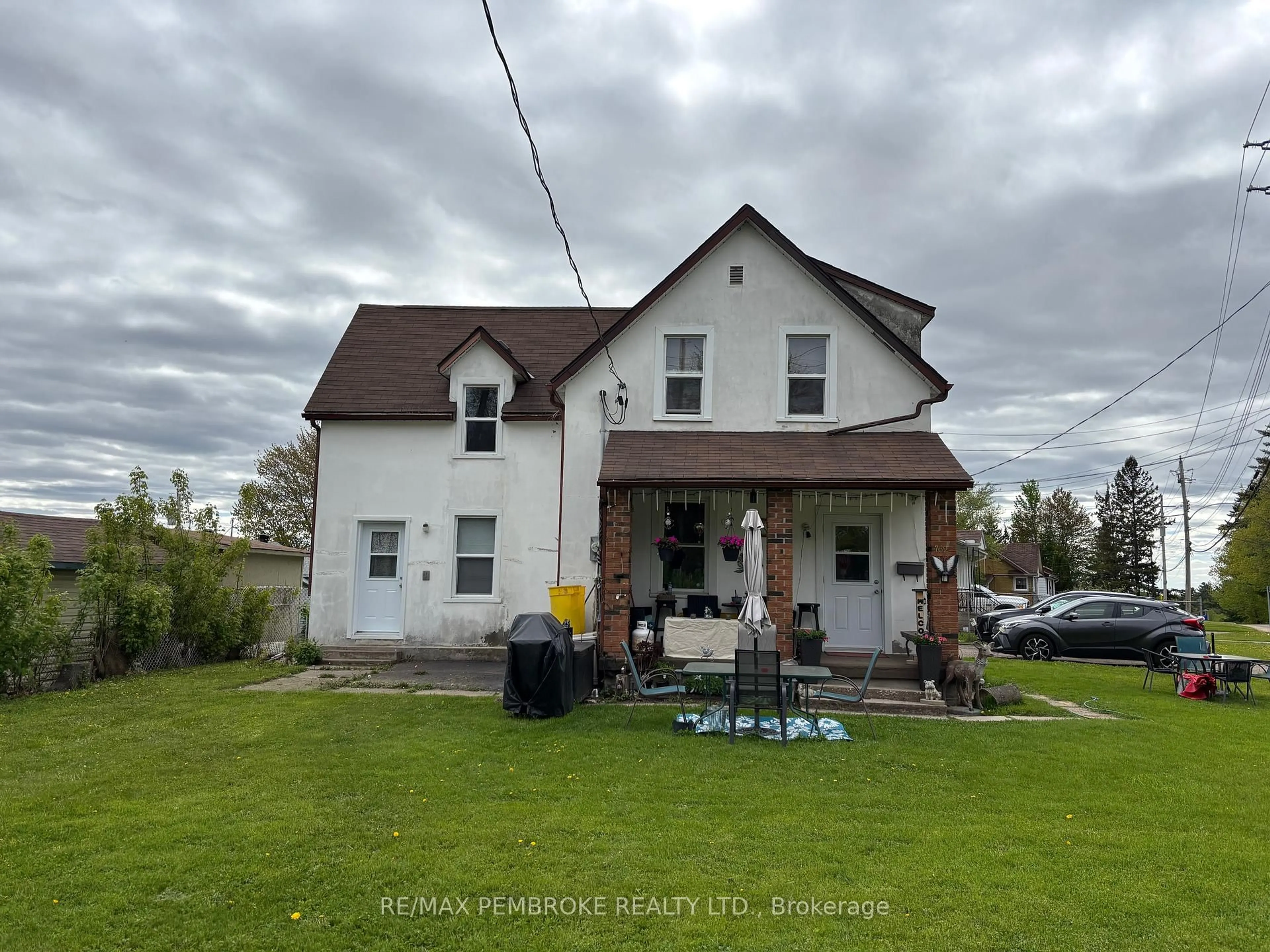 A pic from outside/outdoor area/front of a property/back of a property/a pic from drone, building for 762 Mackay St, Pembroke Ontario K8A 1G9