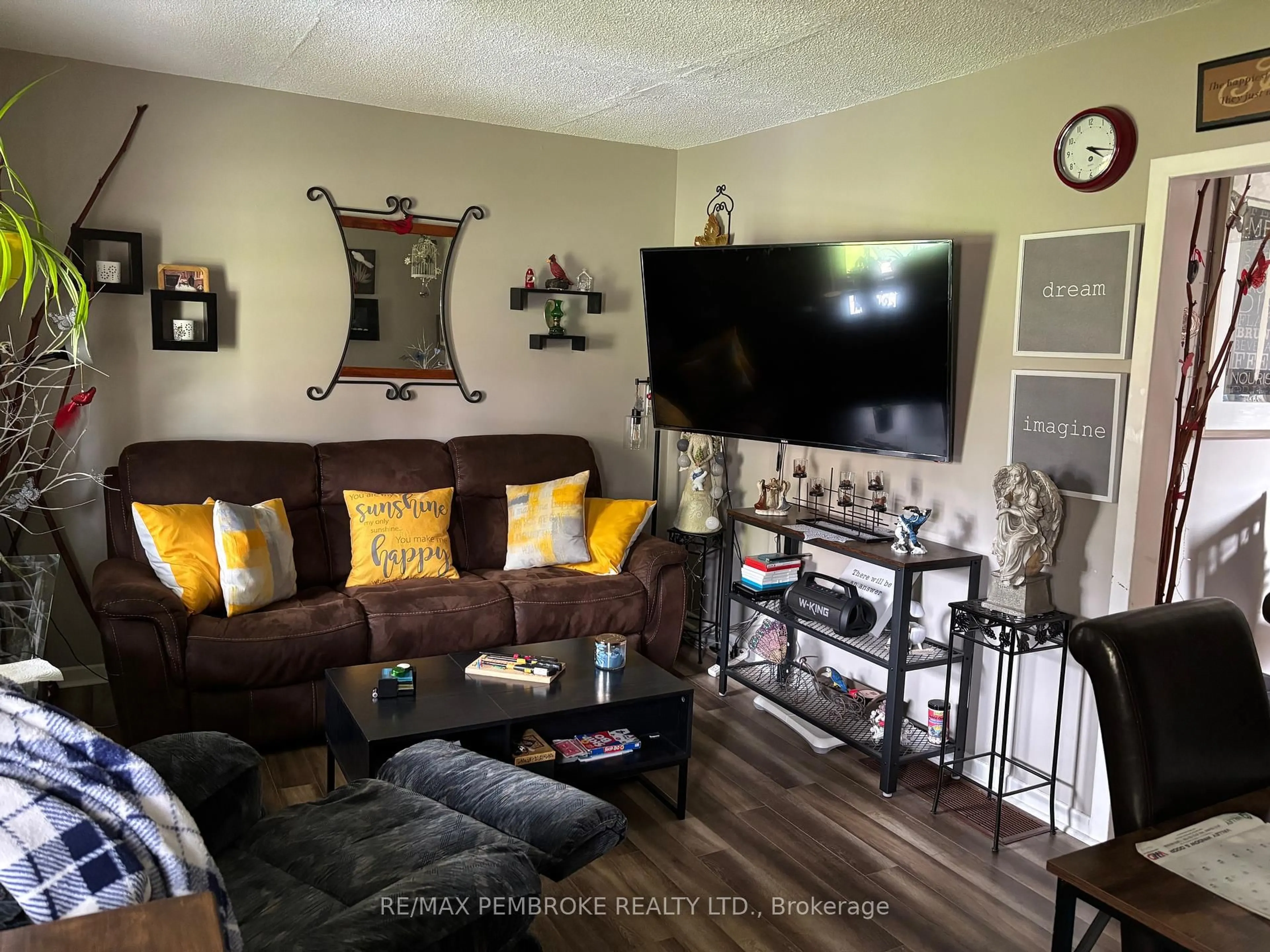 Living room with furniture, unknown for 762 Mackay St, Pembroke Ontario K8A 1G9