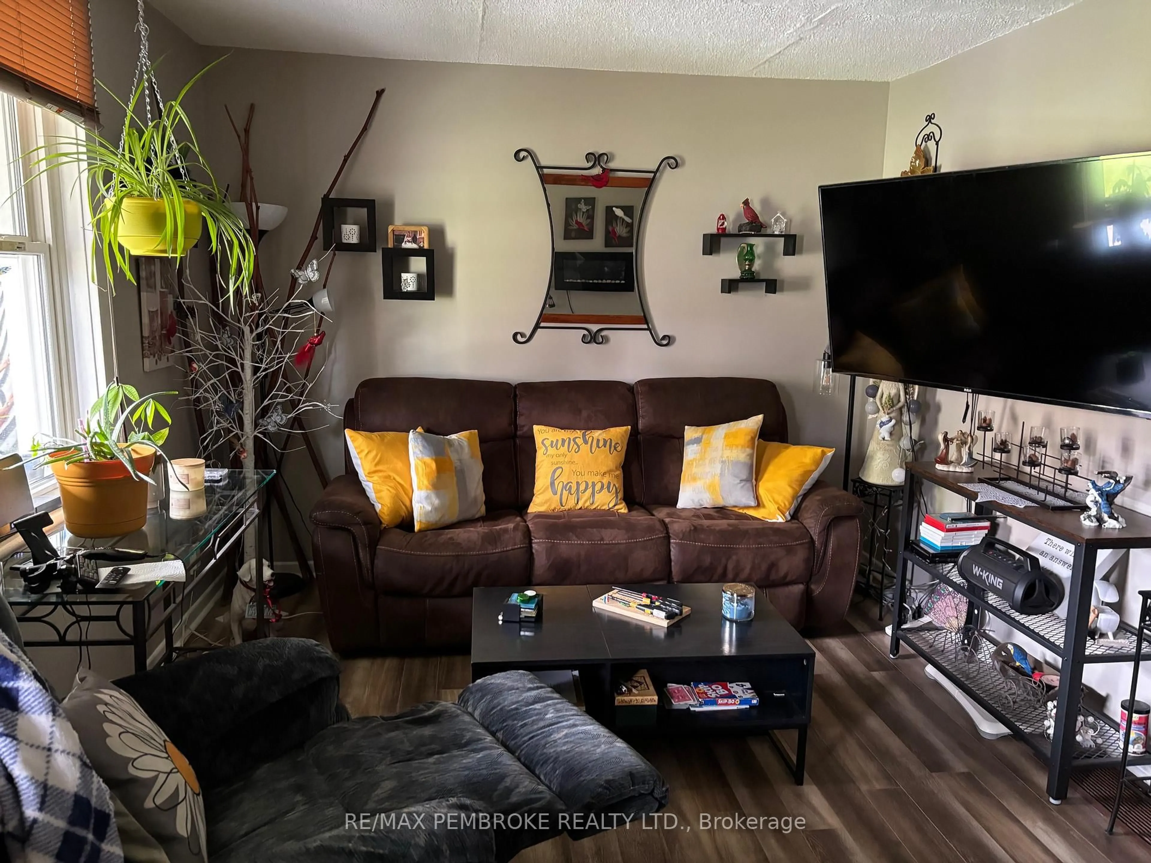 Living room with furniture, unknown for 762 Mackay St, Pembroke Ontario K8A 1G9