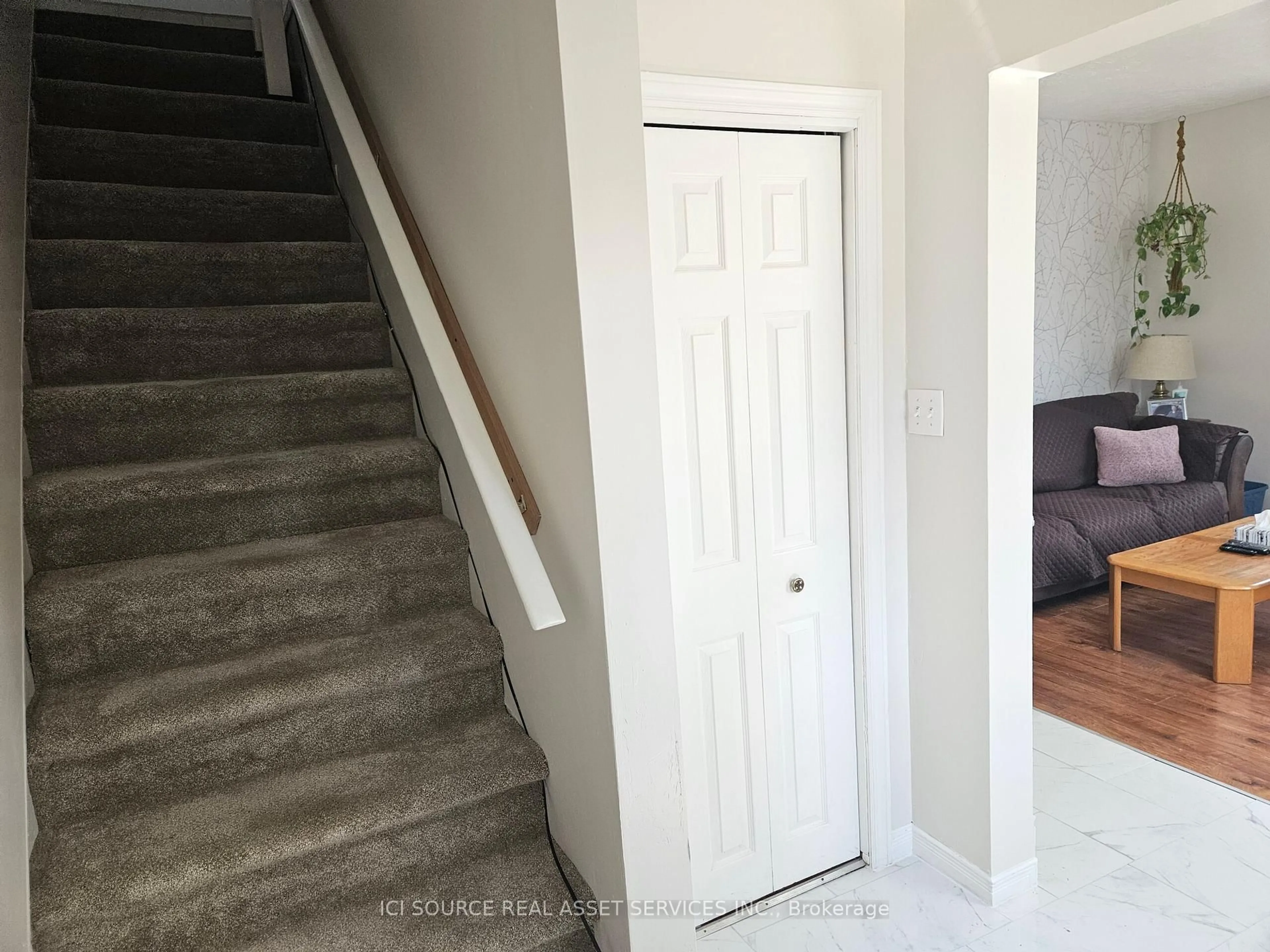 Indoor entryway for 337 Sixth St, Cornwall Ontario K6H 2P1