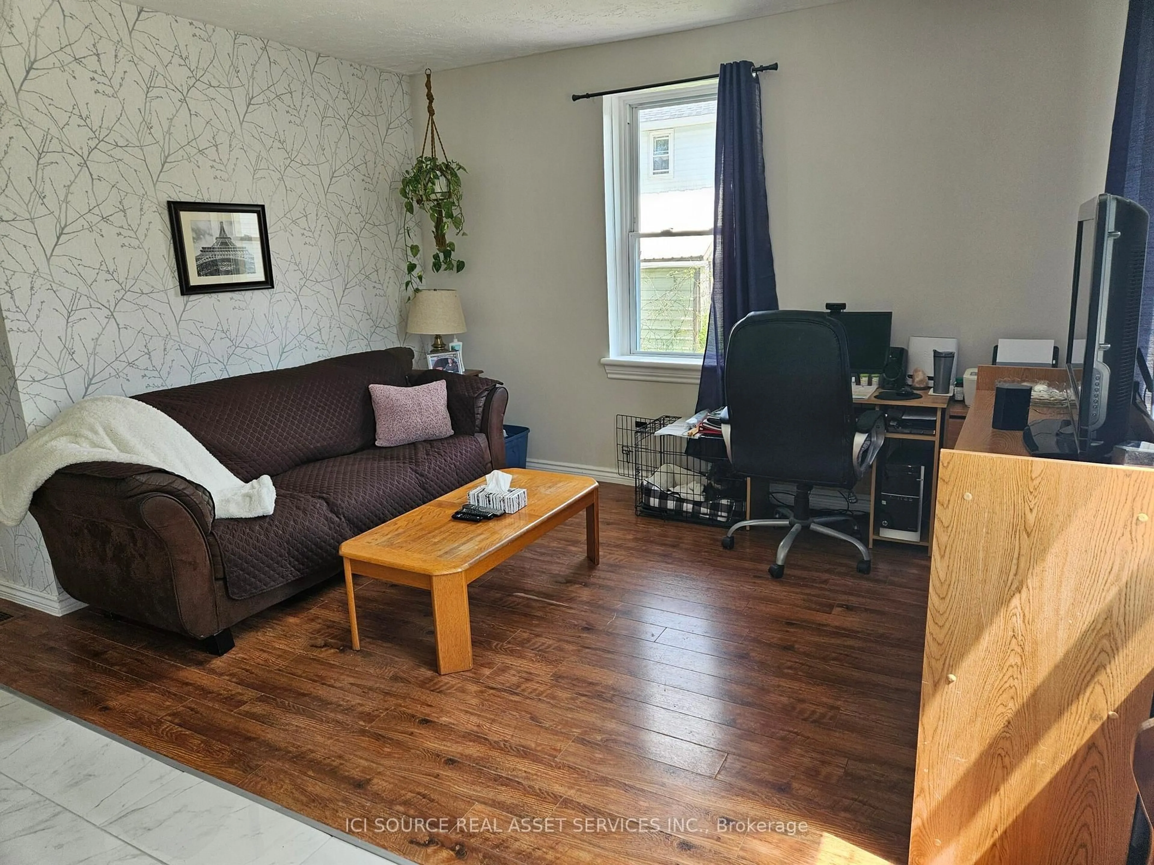 Living room with furniture, wood/laminate floor for 337 Sixth St, Cornwall Ontario K6H 2P1