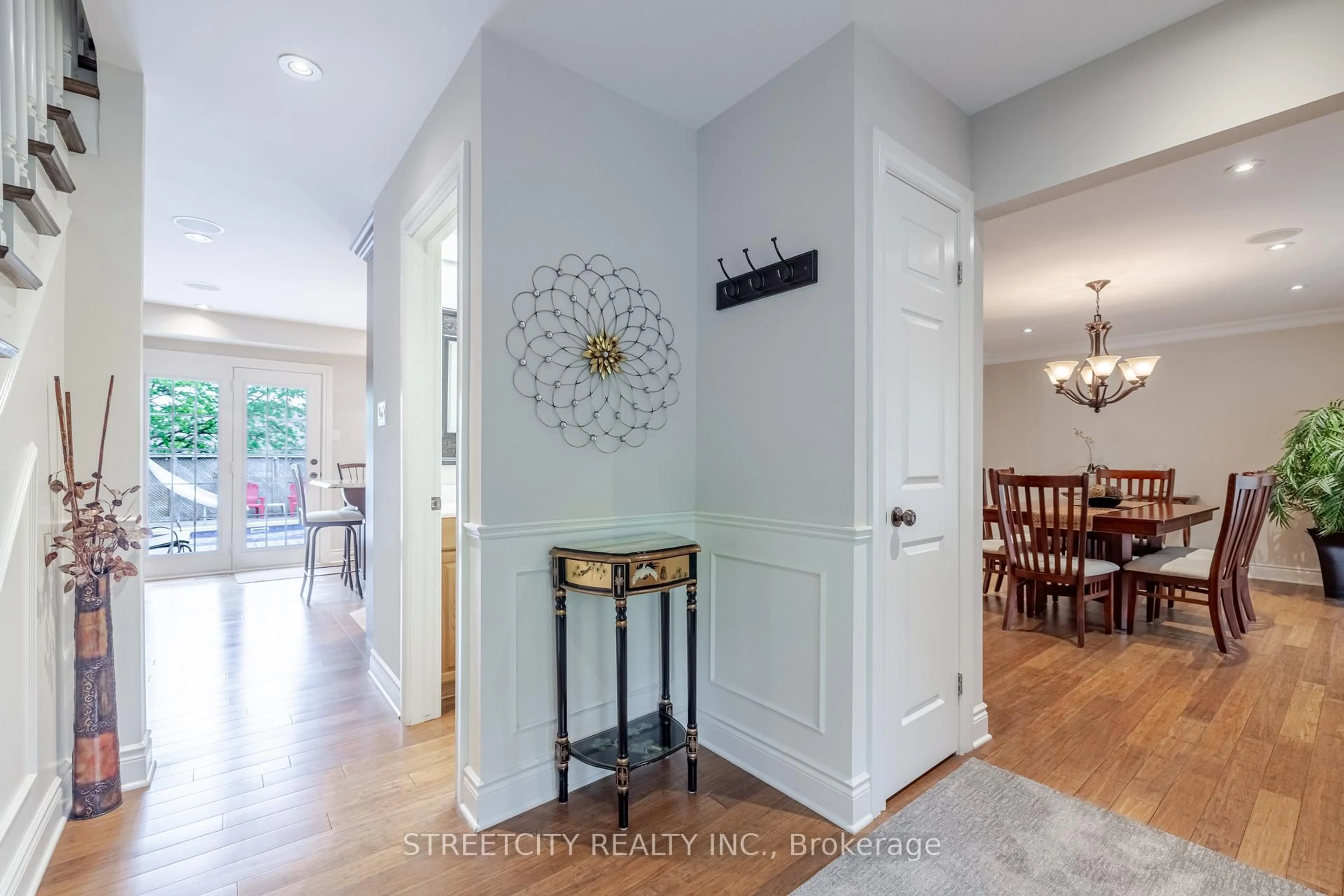 Indoor entryway for 66 Guildford Crt, London South Ontario N6J 3Y1