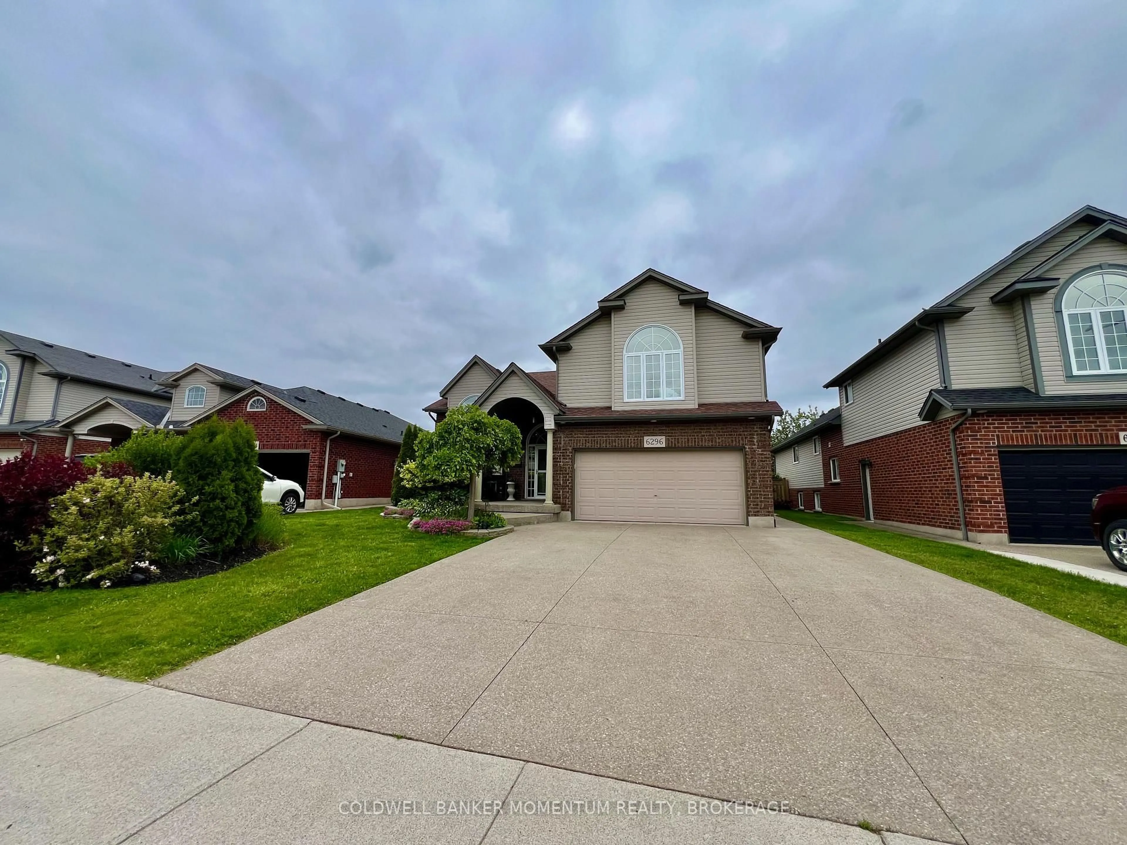 A pic from outside/outdoor area/front of a property/back of a property/a pic from drone, street for 6296 Parkside Rd, Niagara Falls Ontario L2H 0B2