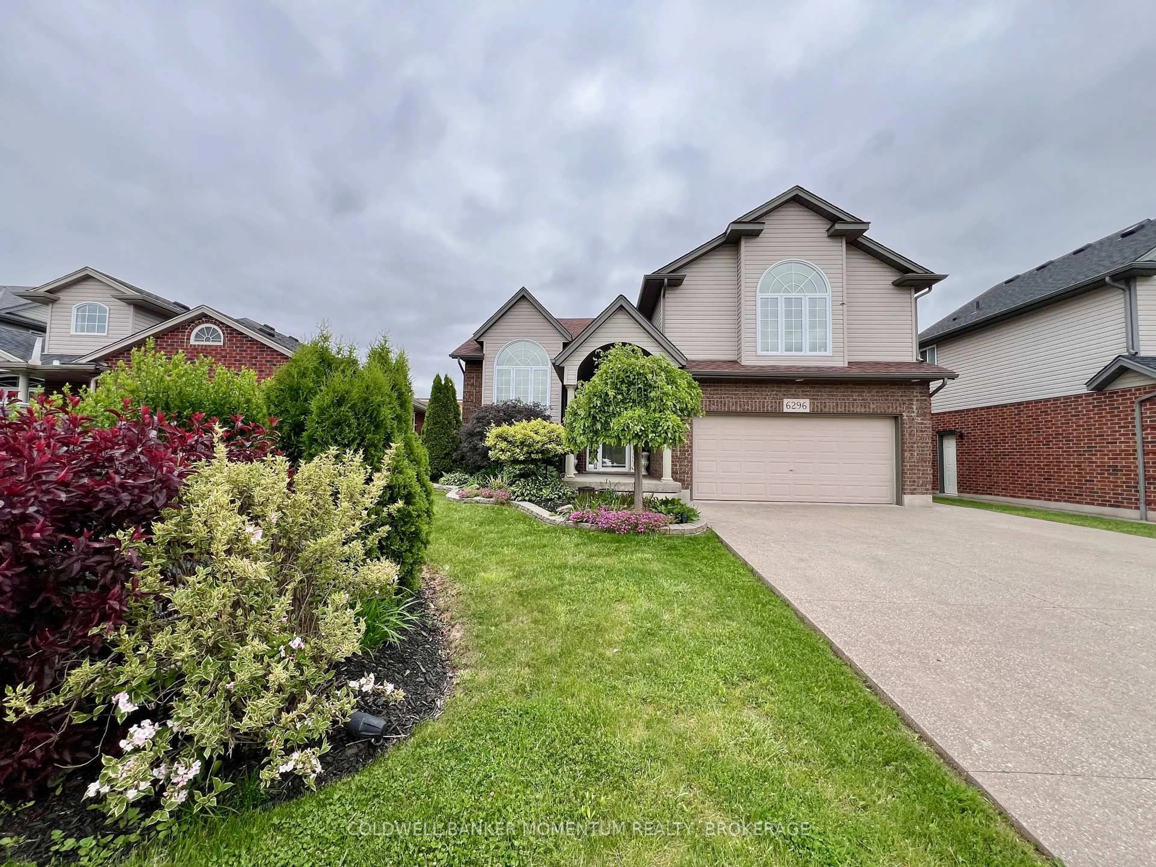 A pic from outside/outdoor area/front of a property/back of a property/a pic from drone, street for 6296 Parkside Rd, Niagara Falls Ontario L2H 0B2
