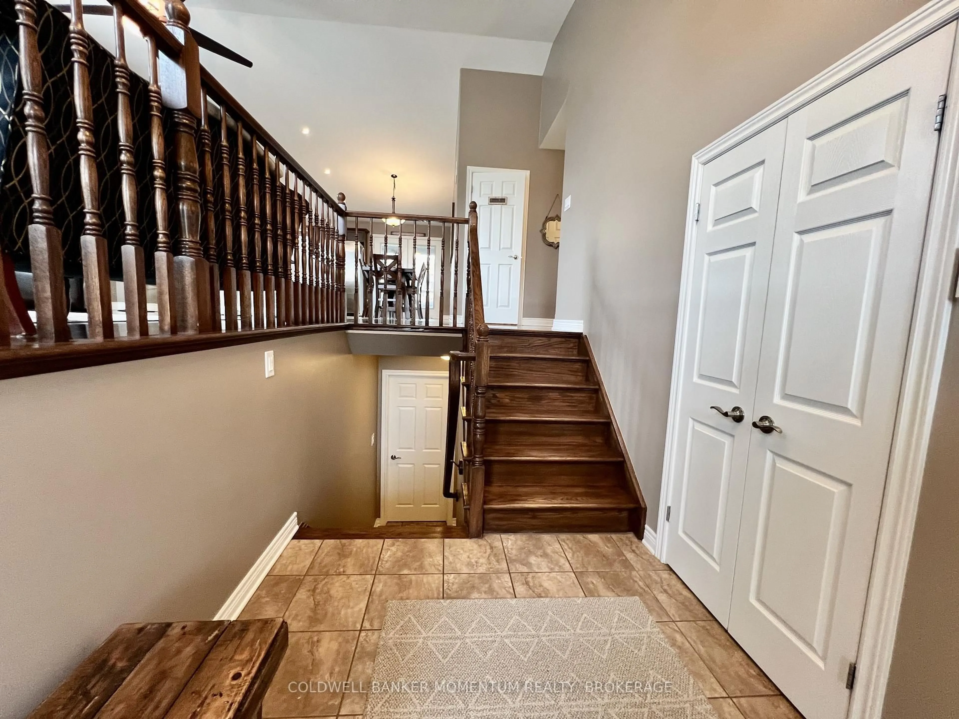 Indoor entryway for 6296 Parkside Rd, Niagara Falls Ontario L2H 0B2
