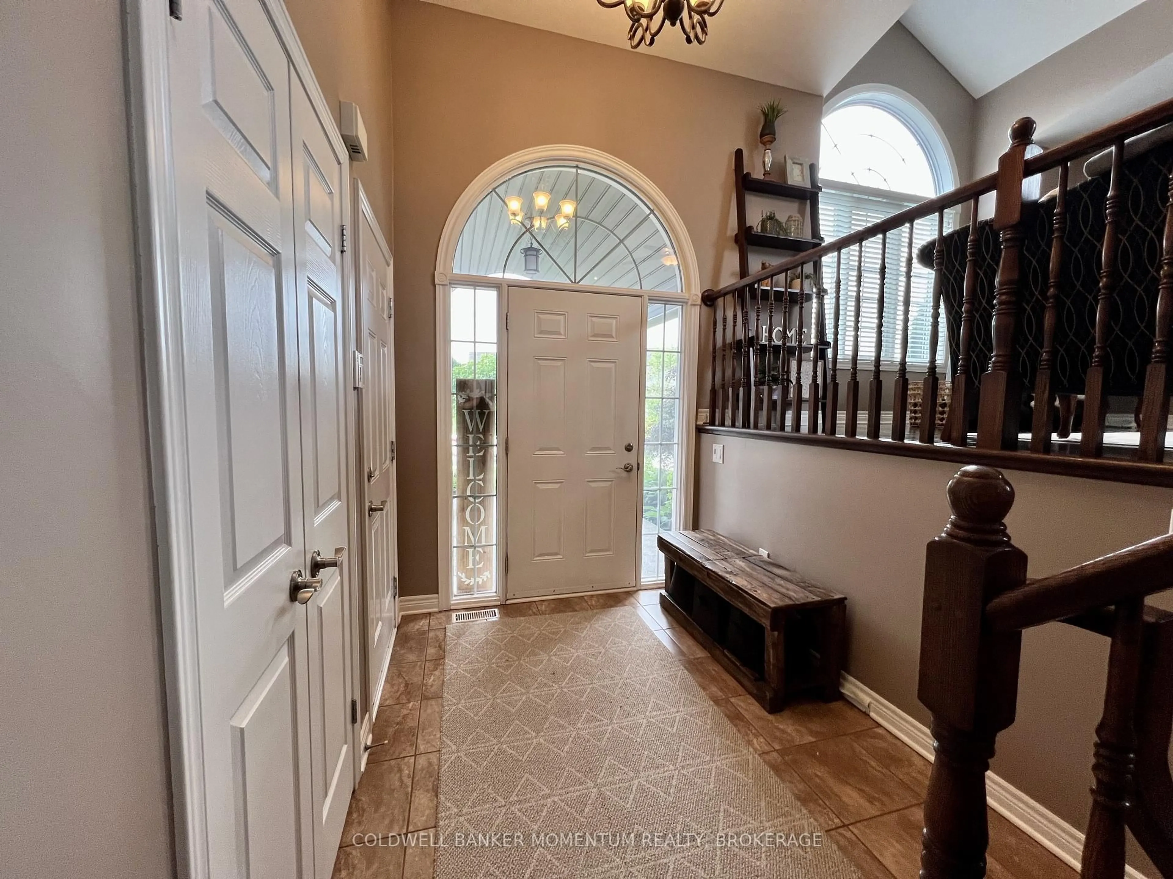 Indoor entryway for 6296 Parkside Rd, Niagara Falls Ontario L2H 0B2