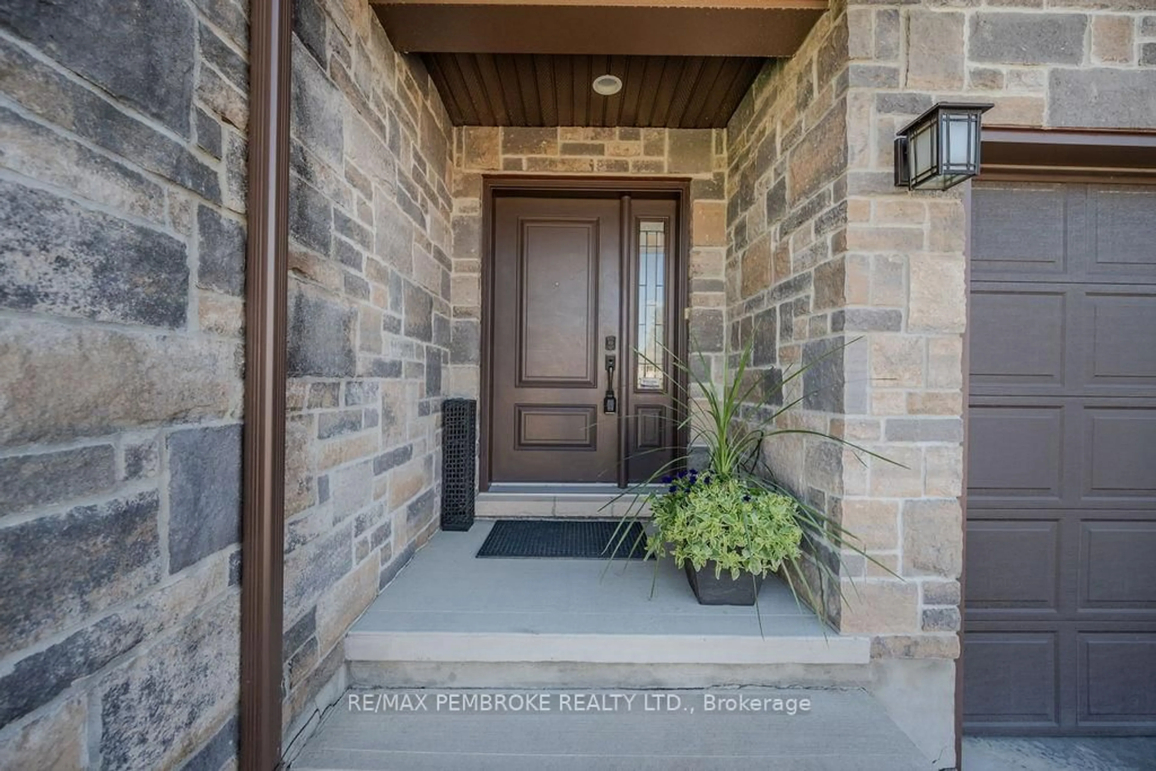 Indoor entryway for 1011 Butler Blvd, Petawawa Ontario K8H 0C2