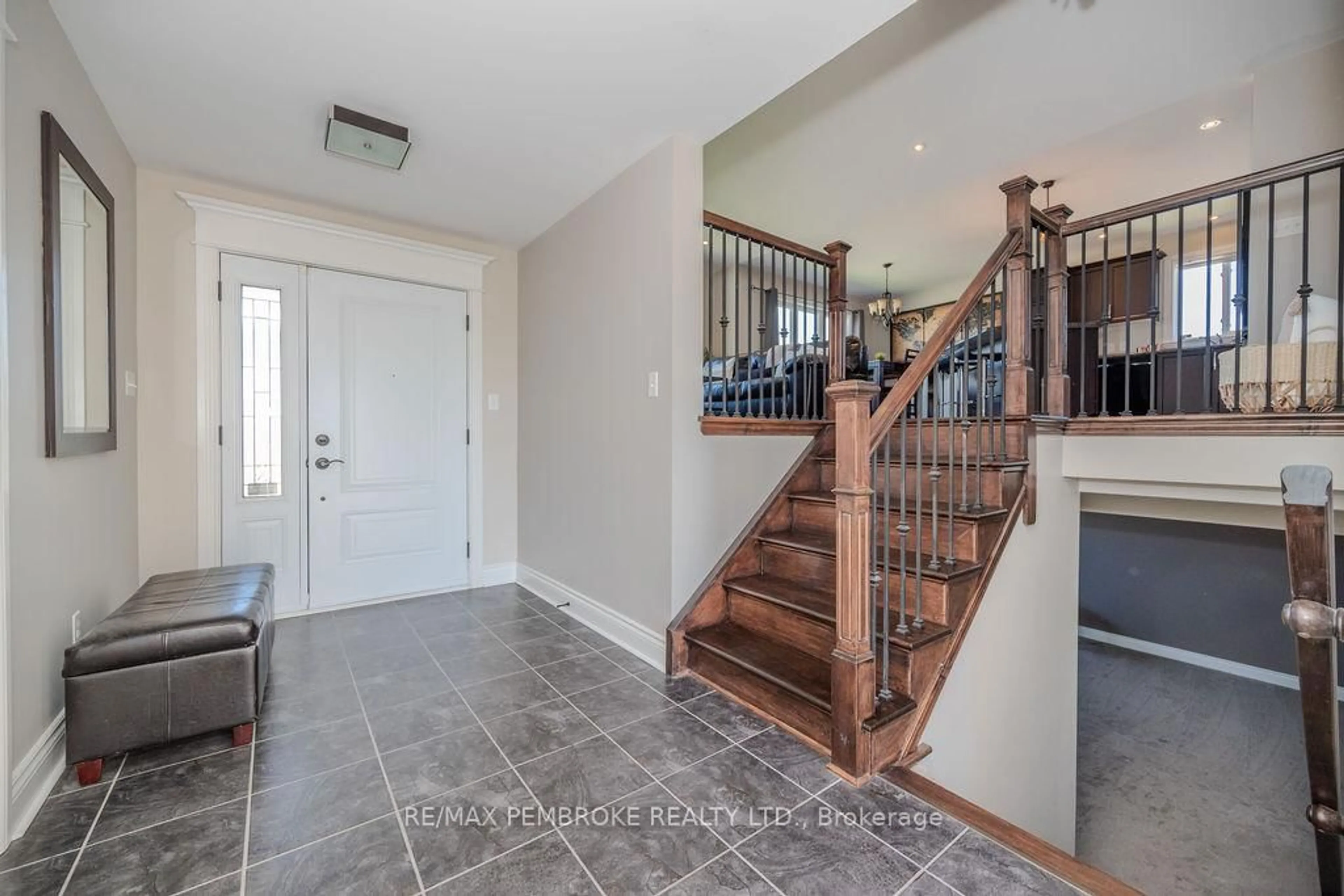 Indoor entryway for 1011 Butler Blvd, Petawawa Ontario K8H 0C2