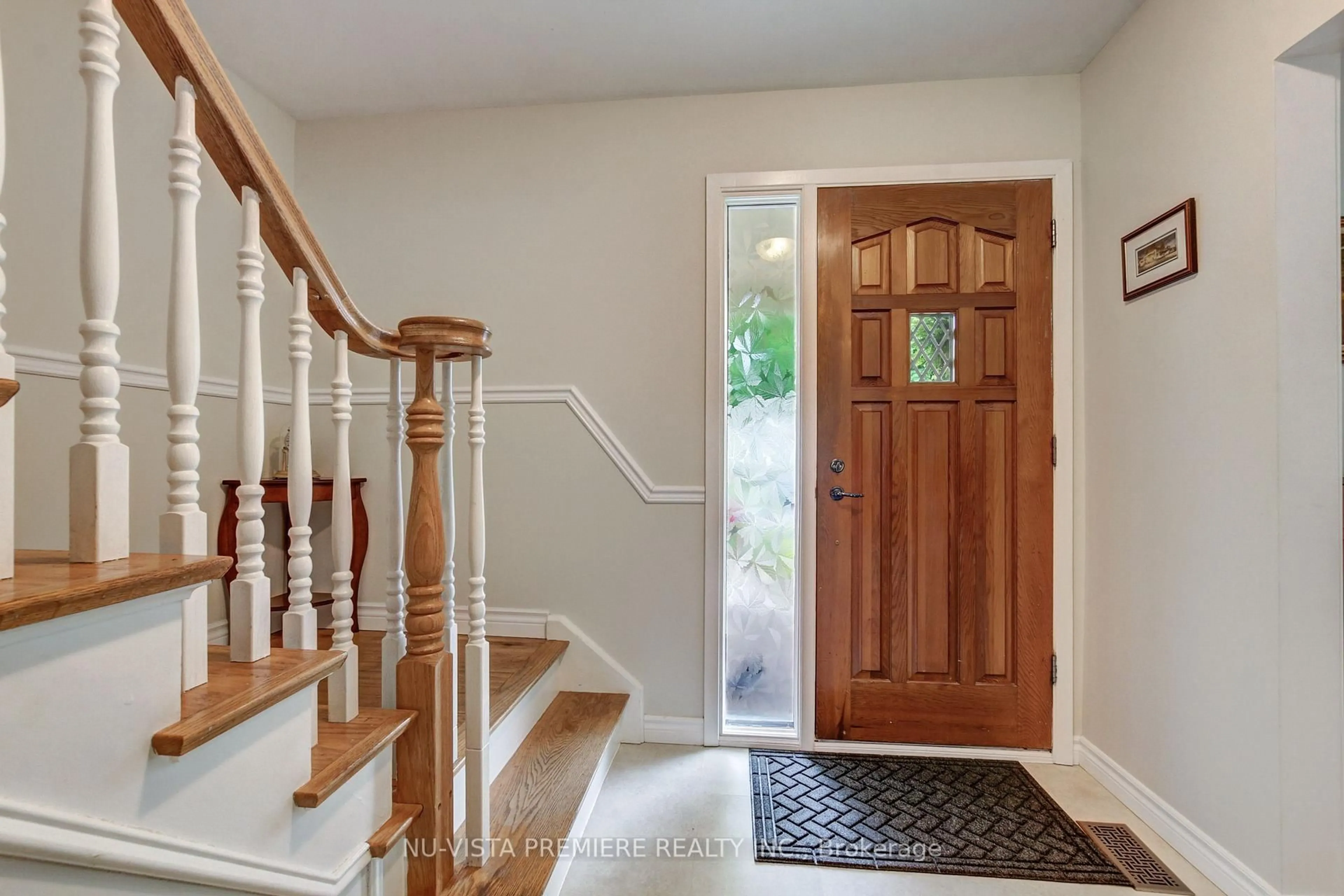 Indoor entryway for 1185 Guildwood Blvd, London North Ontario N6H 4G8