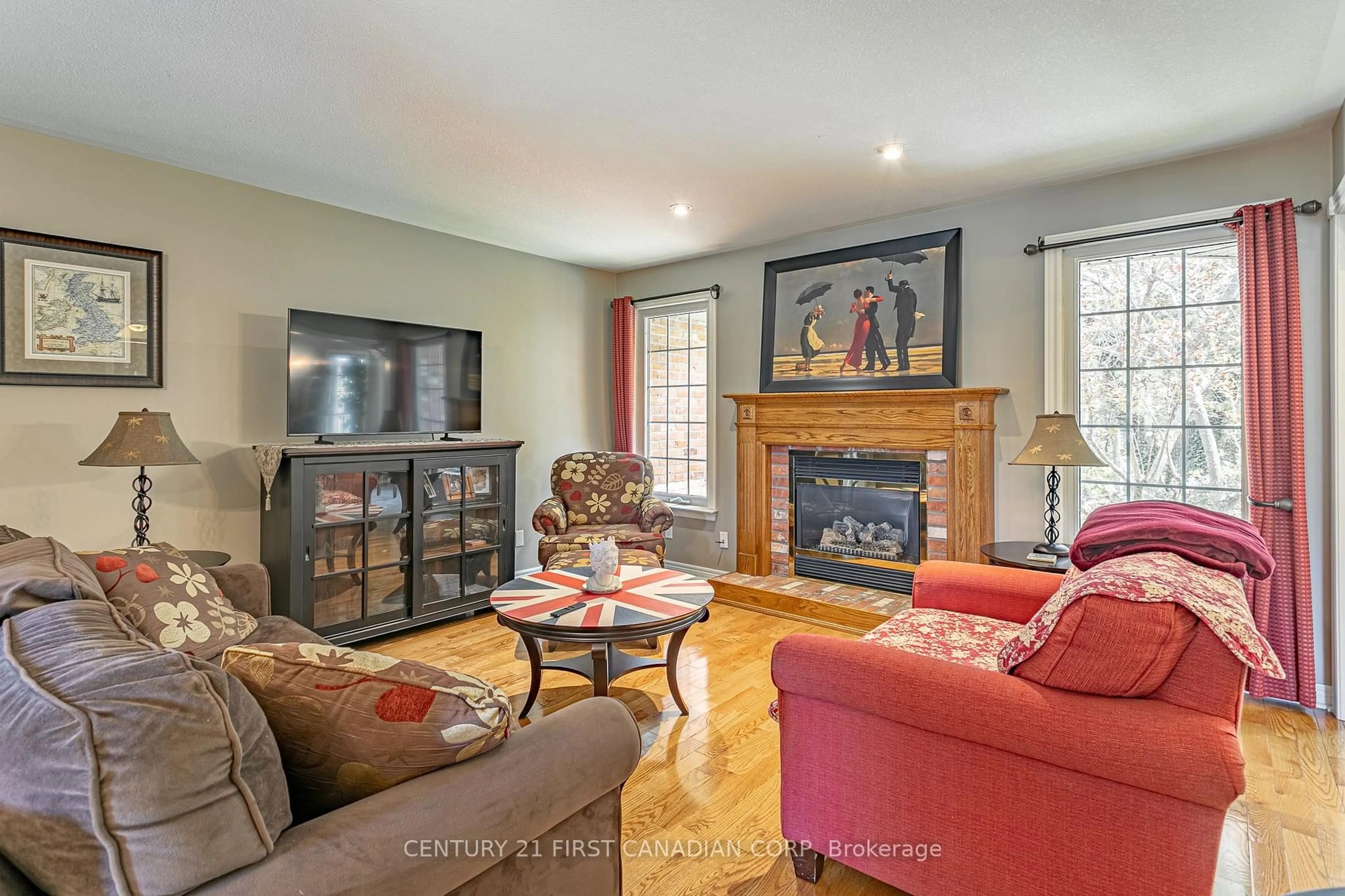 Living room with furniture, unknown for 37 Tarry Pkwy, Aylmer Ontario N5H 3E2
