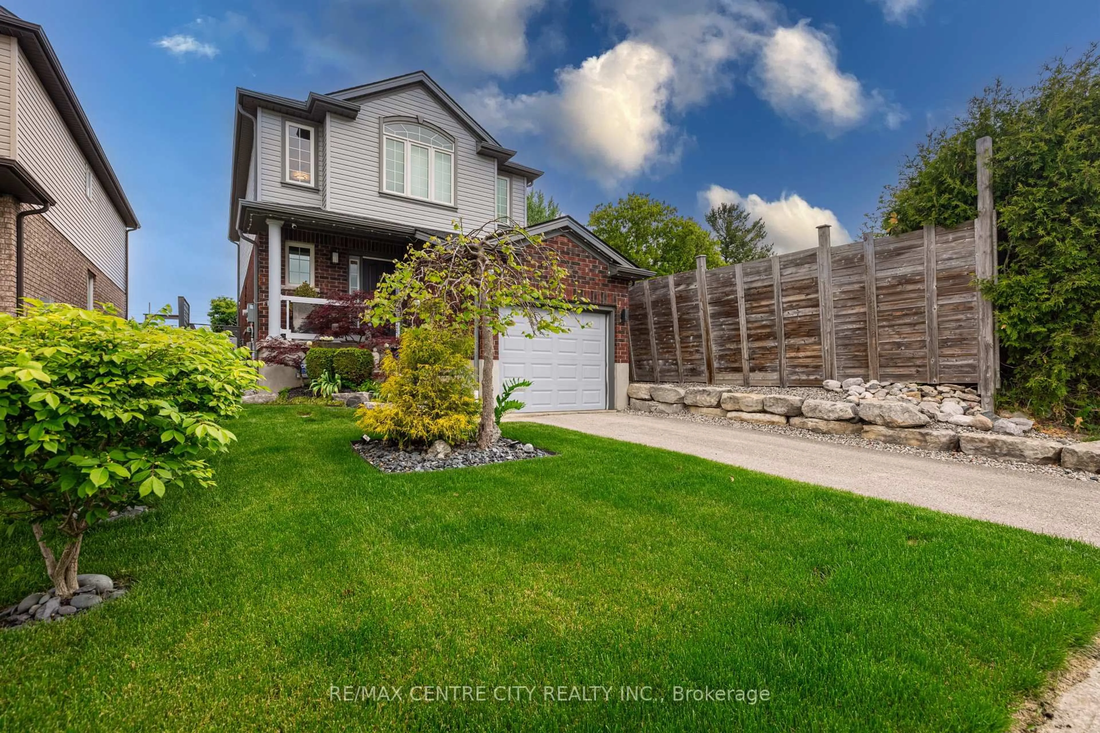 A pic from outside/outdoor area/front of a property/back of a property/a pic from drone, street for 1226 Savannah Dr, London North Ontario N5X 4P2