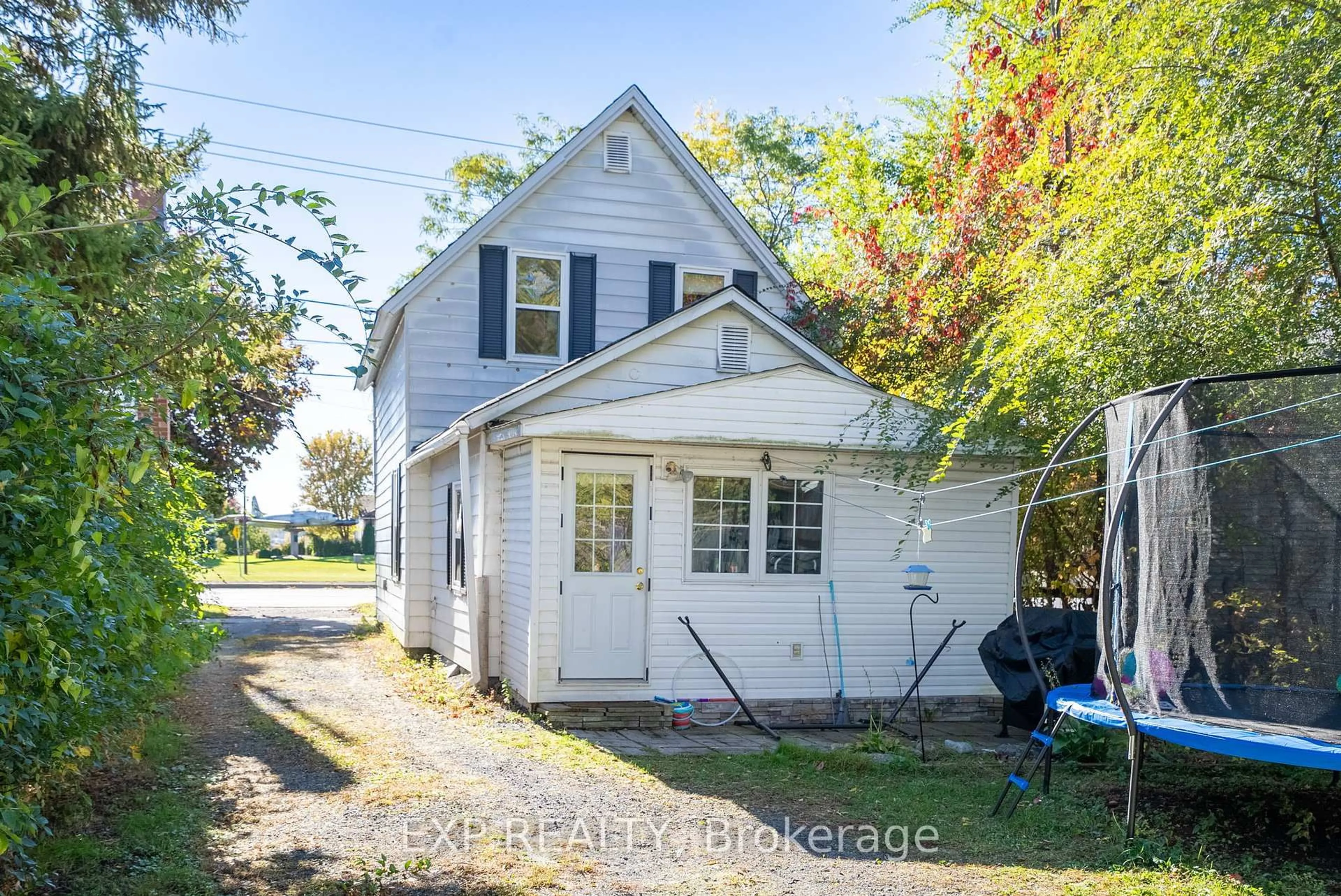 A pic from outside/outdoor area/front of a property/back of a property/a pic from drone, street for 231 Water St, Cornwall Ontario K6J 1A4
