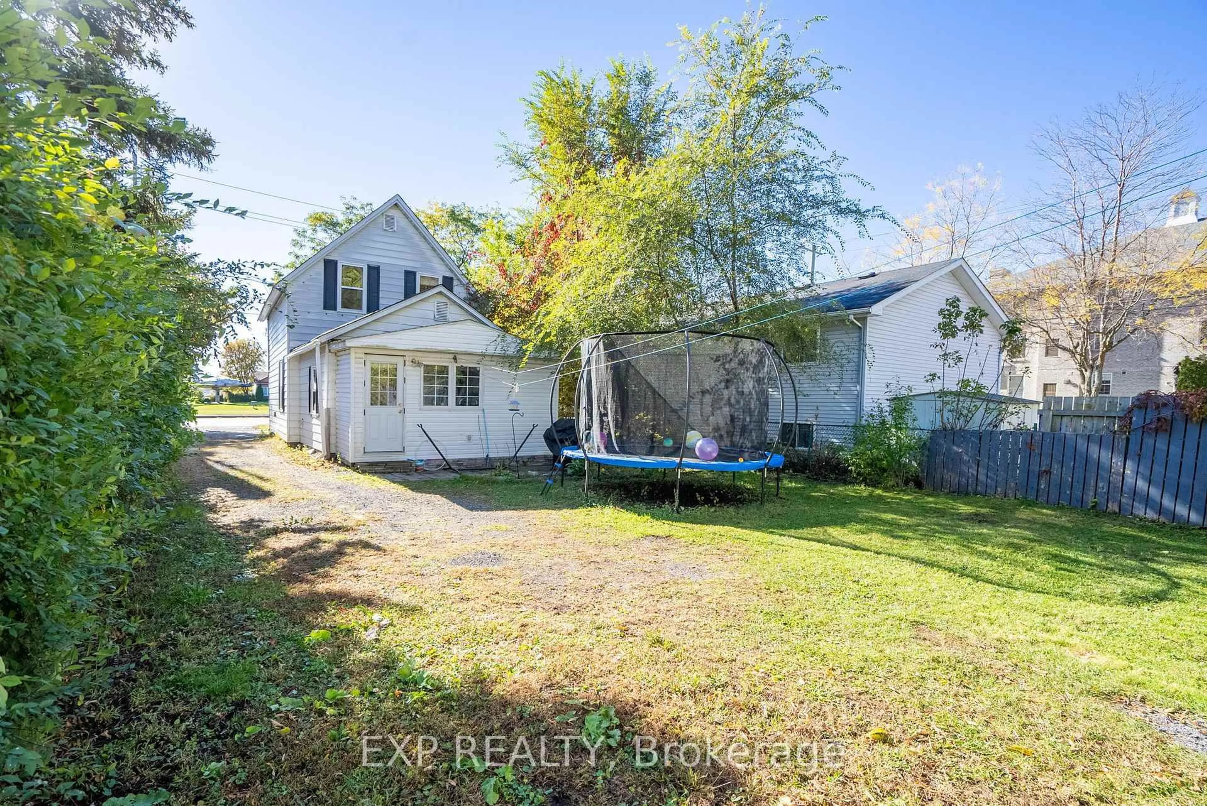 A pic from outside/outdoor area/front of a property/back of a property/a pic from drone, street for 231 Water St, Cornwall Ontario K6J 1A4