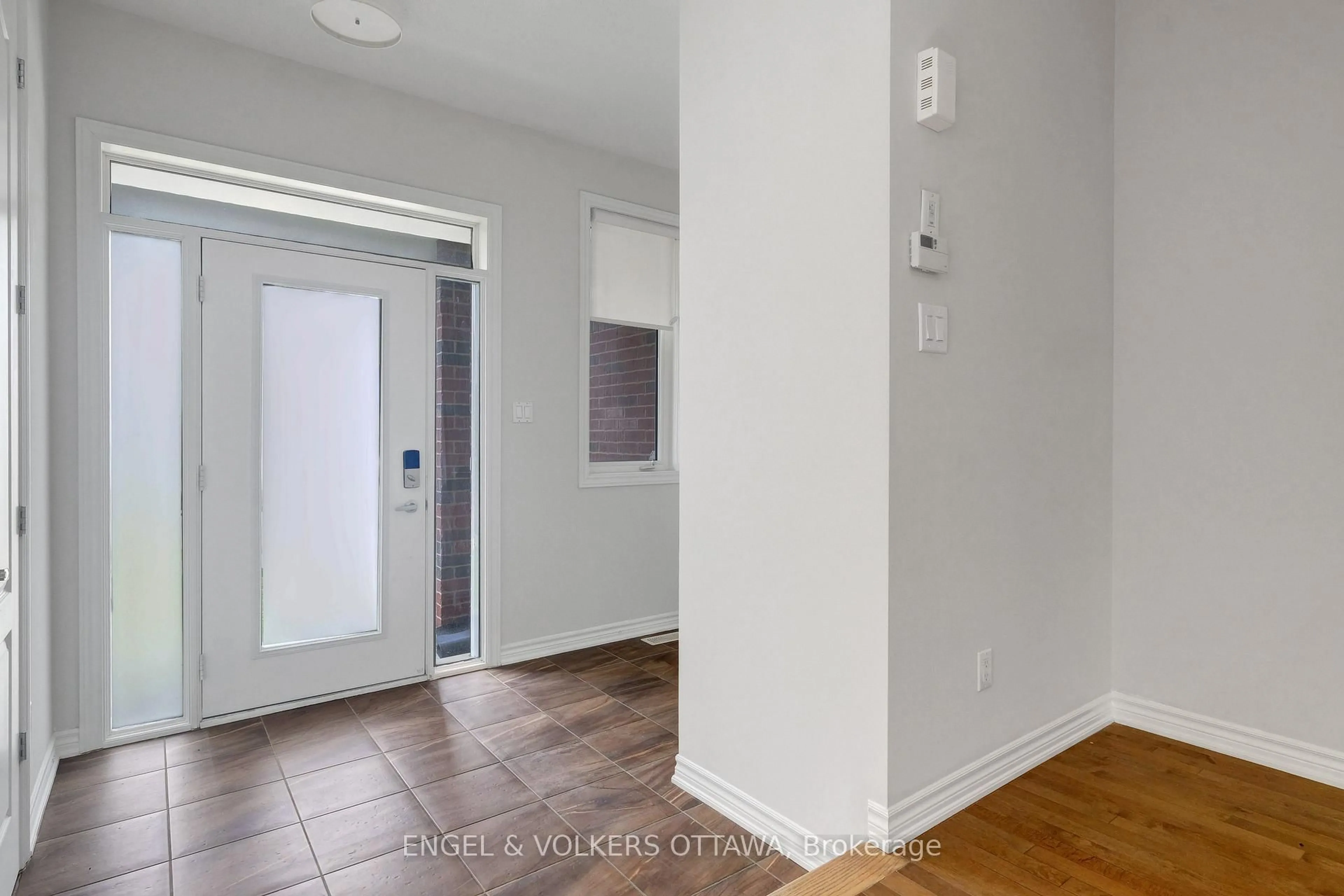 Indoor entryway for 305 Lamarche Ave, Ottawa Ontario K1C 1T1