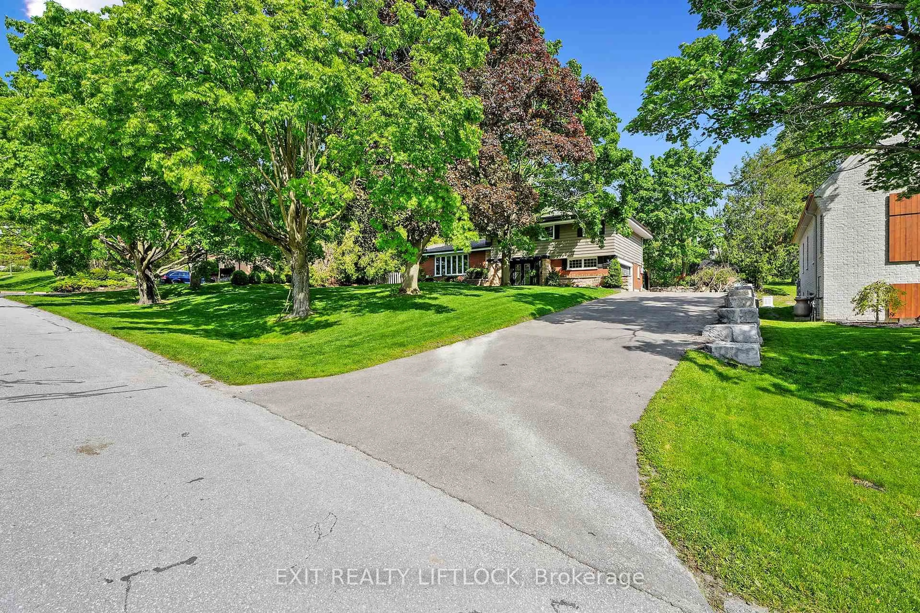 A pic from outside/outdoor area/front of a property/back of a property/a pic from drone, street for 36 Weller Cres, Peterborough West Ontario K9J 6J5