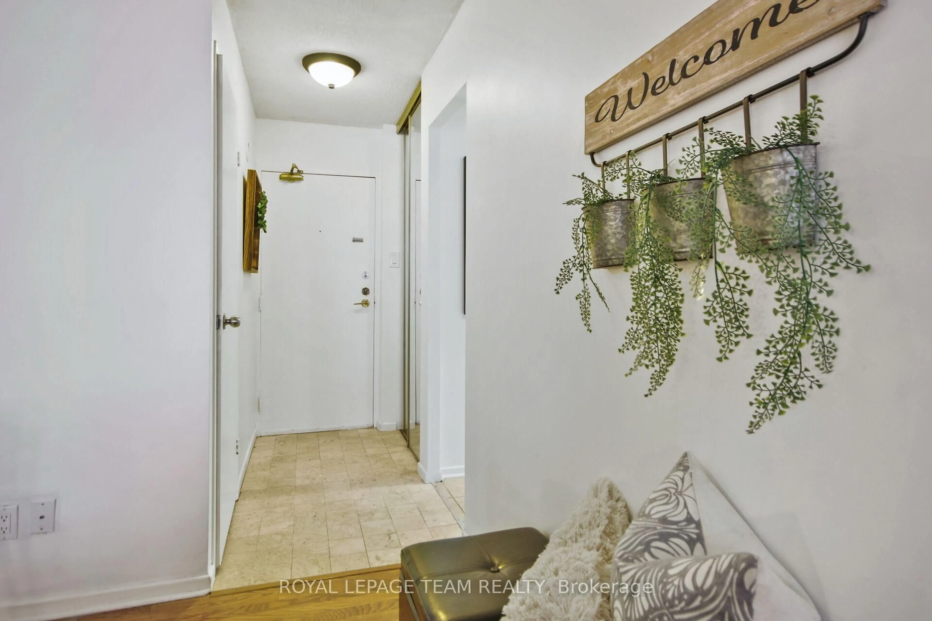 Indoor entryway for 141 Somerset St #701, Ottawa Ontario K2P 2H1