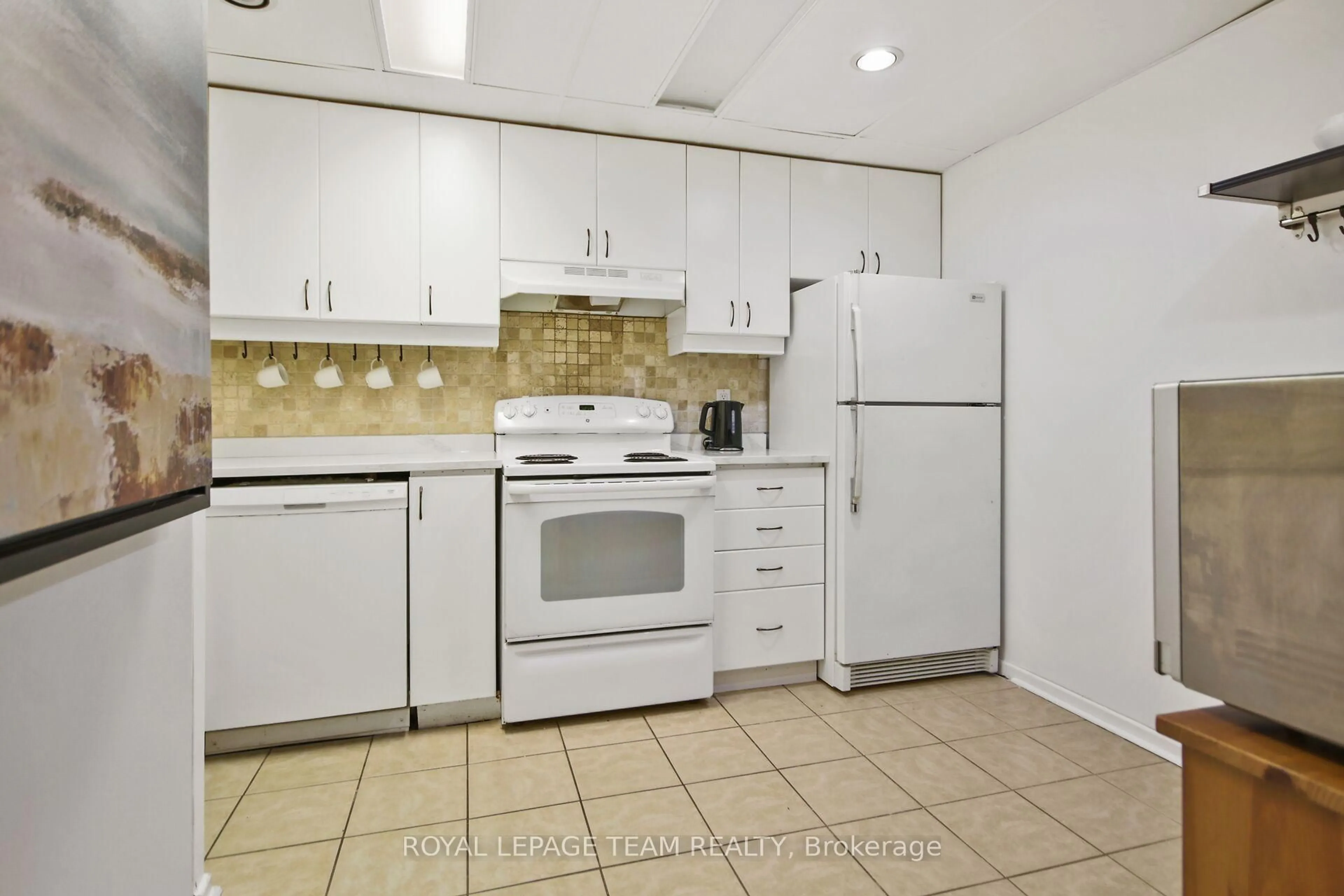 Standard kitchen, ceramic/tile floor for 141 Somerset St #701, Ottawa Ontario K2P 2H1