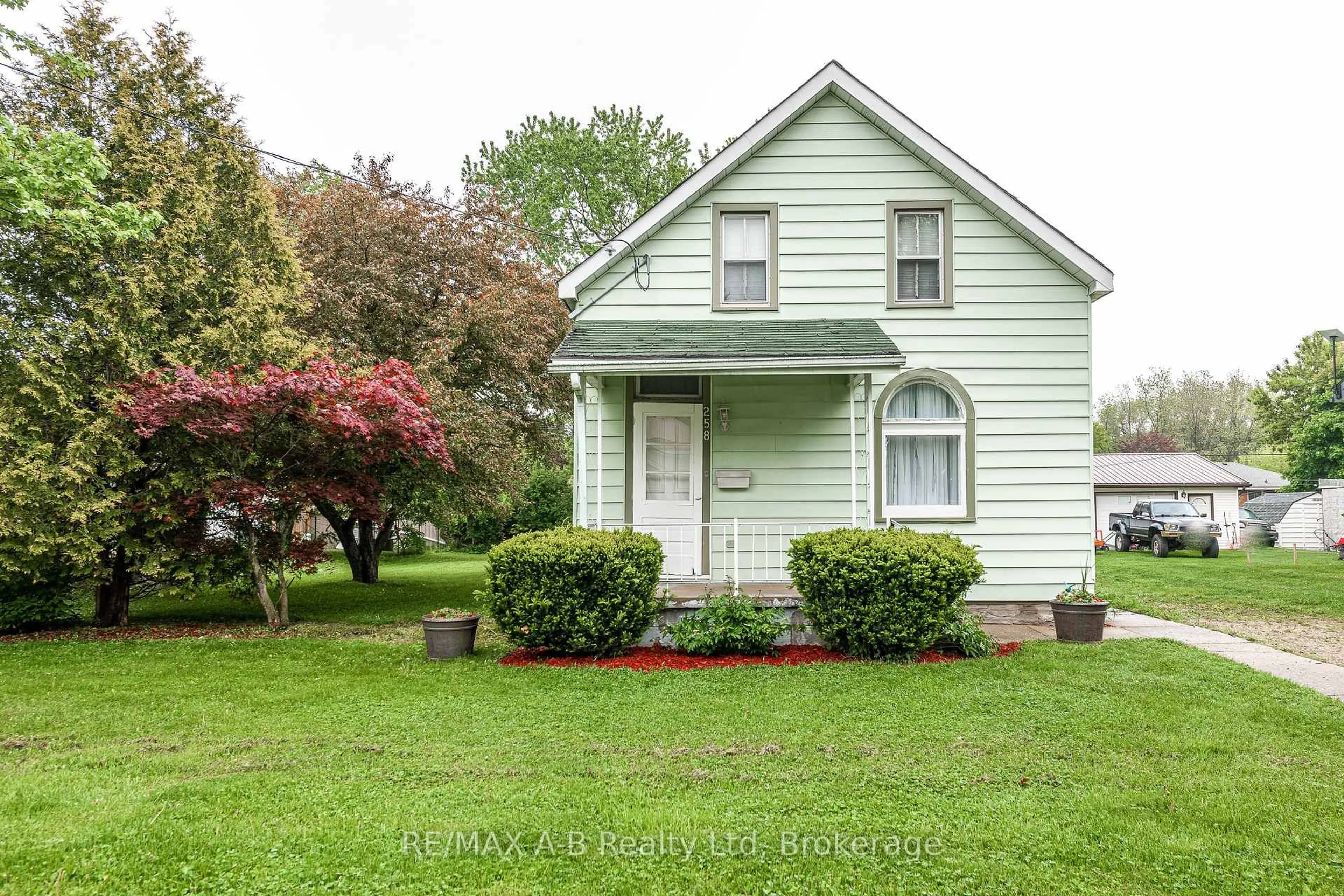 Home with vinyl exterior material, street for 258 Nelson St, Stratford Ontario N5A 2K3