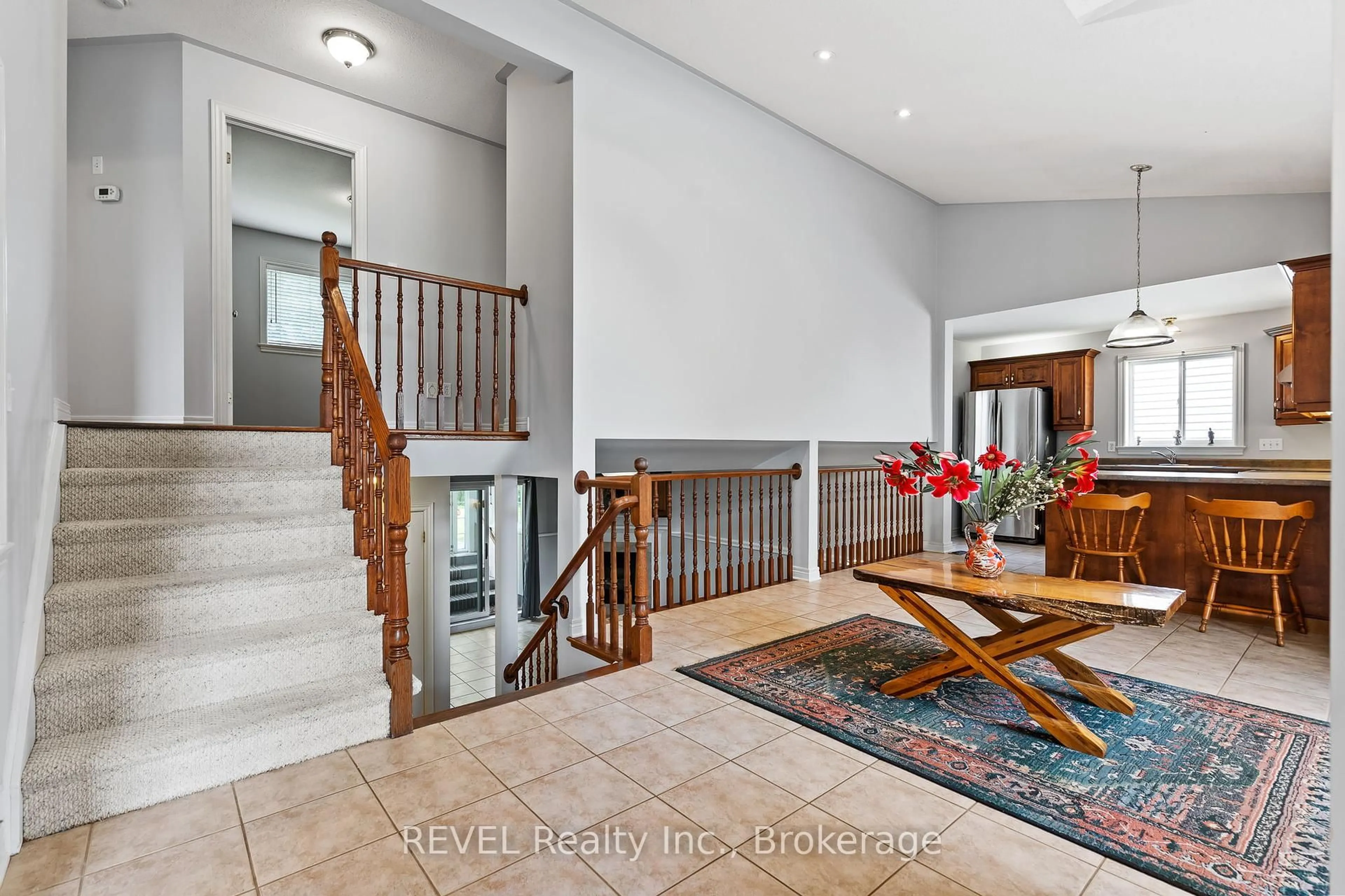 Indoor foyer for 893 Canada Dr, Fort Erie Ontario L2A 6E9