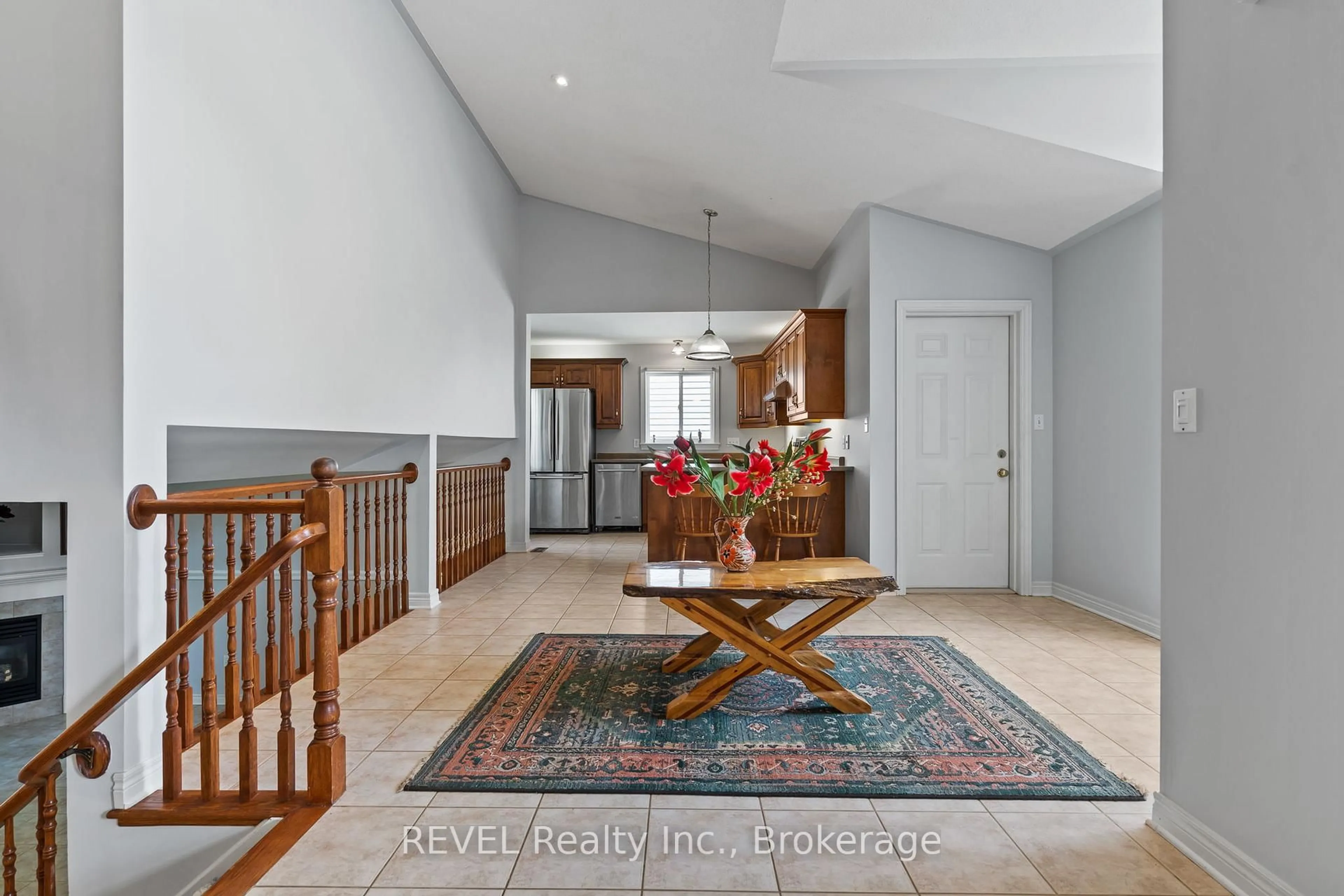 Indoor entryway for 893 Canada Dr, Fort Erie Ontario L2A 6E9