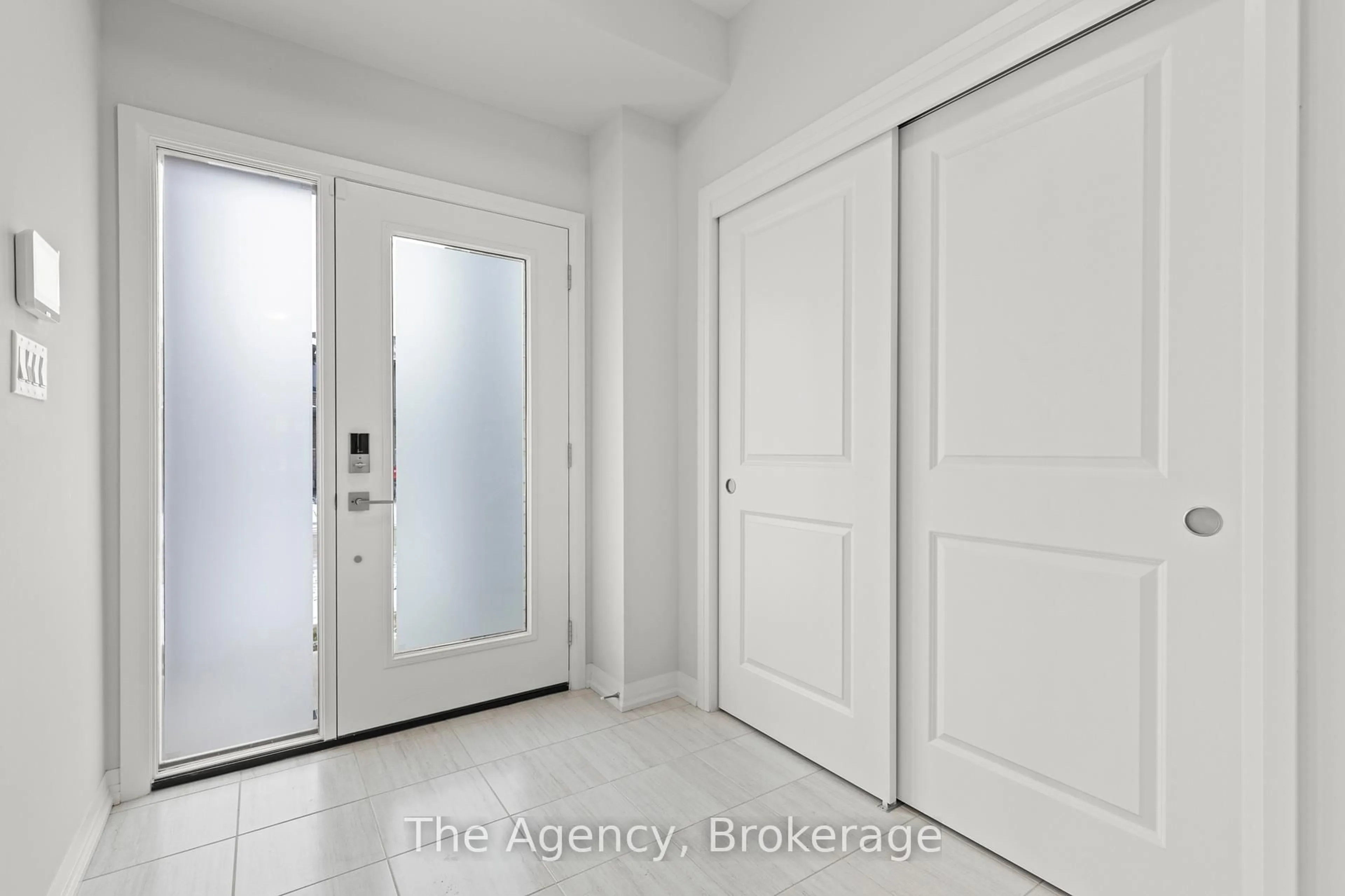 Indoor entryway for 103 Acacia Rd, Pelham Ontario L0S 1E1