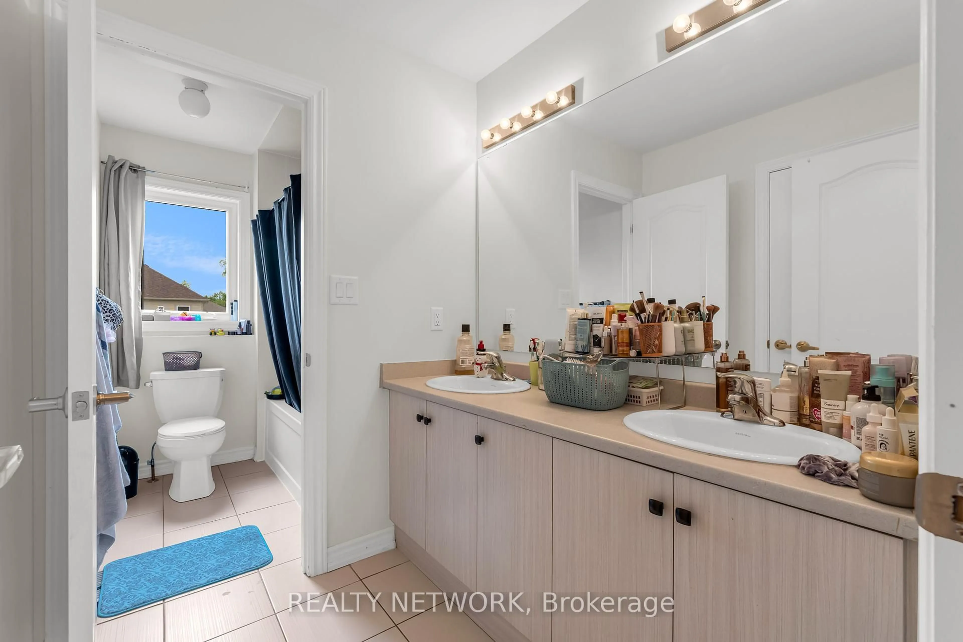 Standard bathroom, ceramic/tile floor for 112 Tumblewood Pl, Welland Ontario L3B 0J3